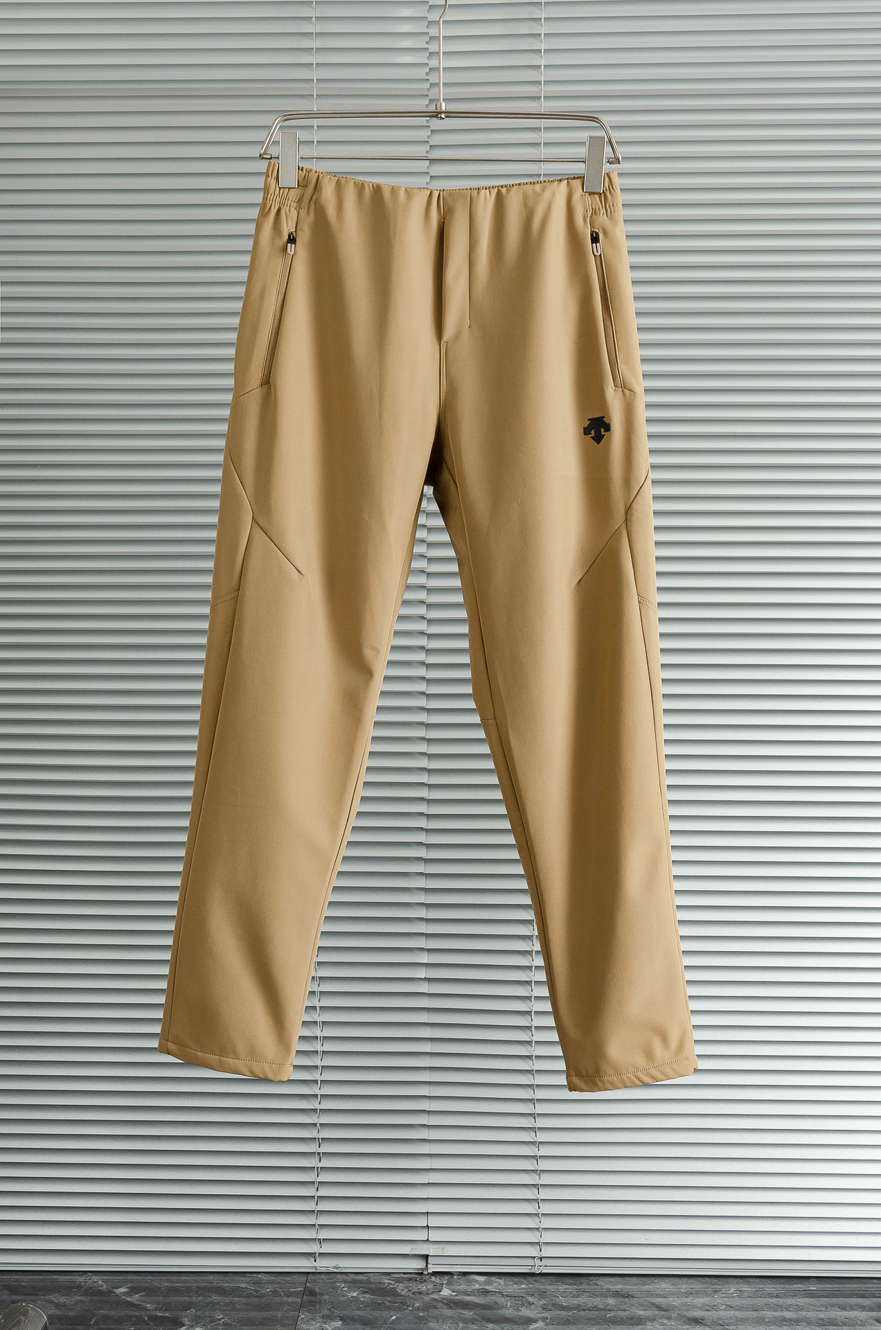 迪桑特25FW秋冬加厚弹力防水运动裤#迪桑特这款运动裤采用加厚高弹力面料，四面弹力贴合身形，适合健身、跑