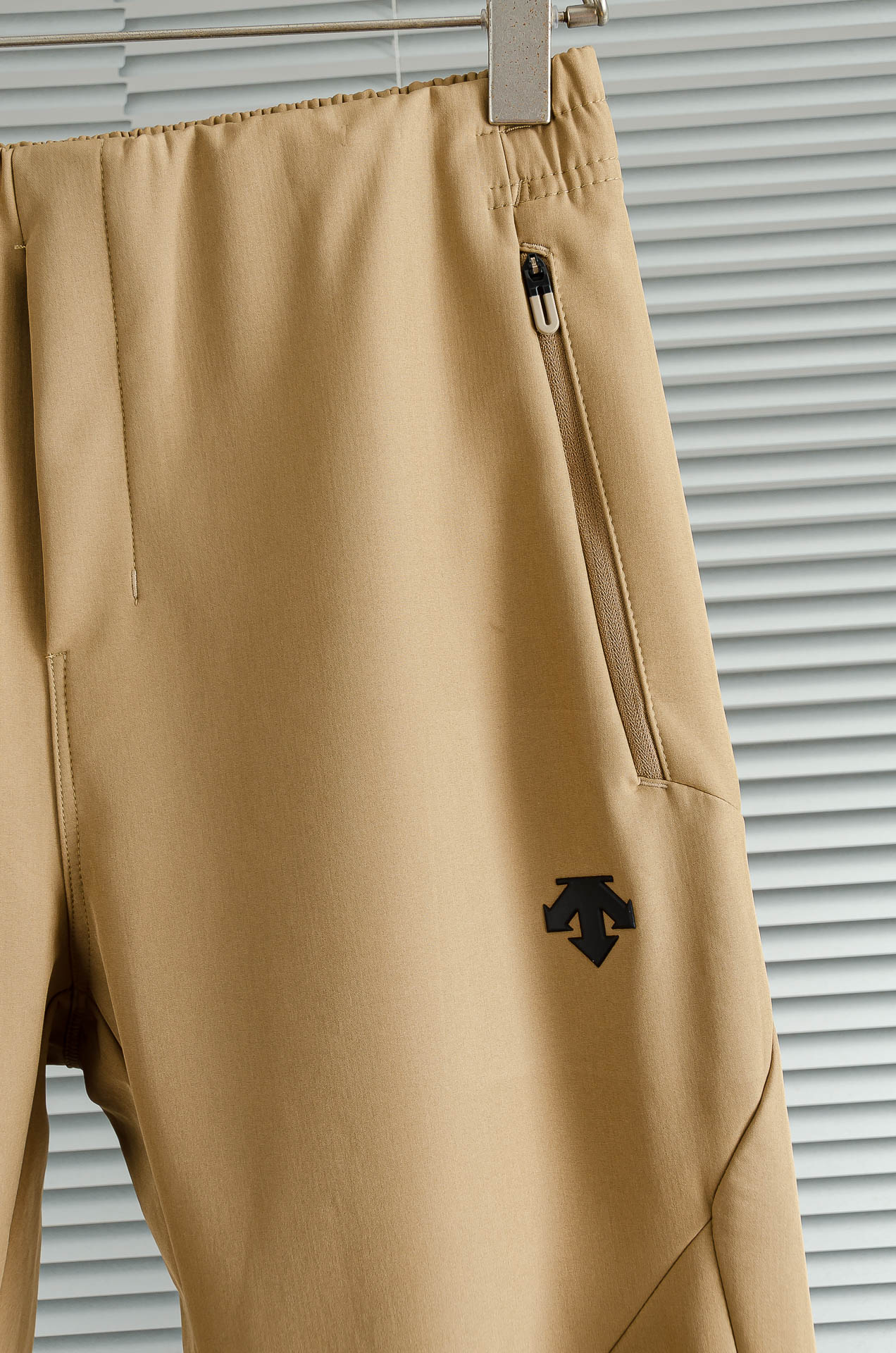 迪桑特25FW秋冬加厚弹力防水运动裤#迪桑特这款运动裤采用加厚高弹力面料，四面弹力贴合身形，适合健身、跑