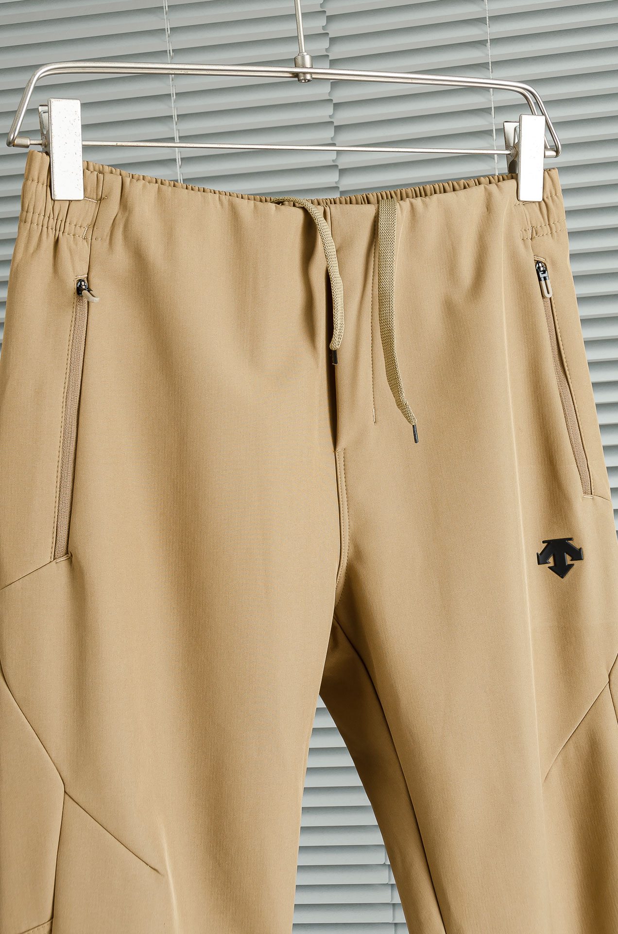 迪桑特25FW秋冬加厚弹力防水运动裤#迪桑特这款运动裤采用加厚高弹力面料，四面弹力贴合身形，适合健身、跑