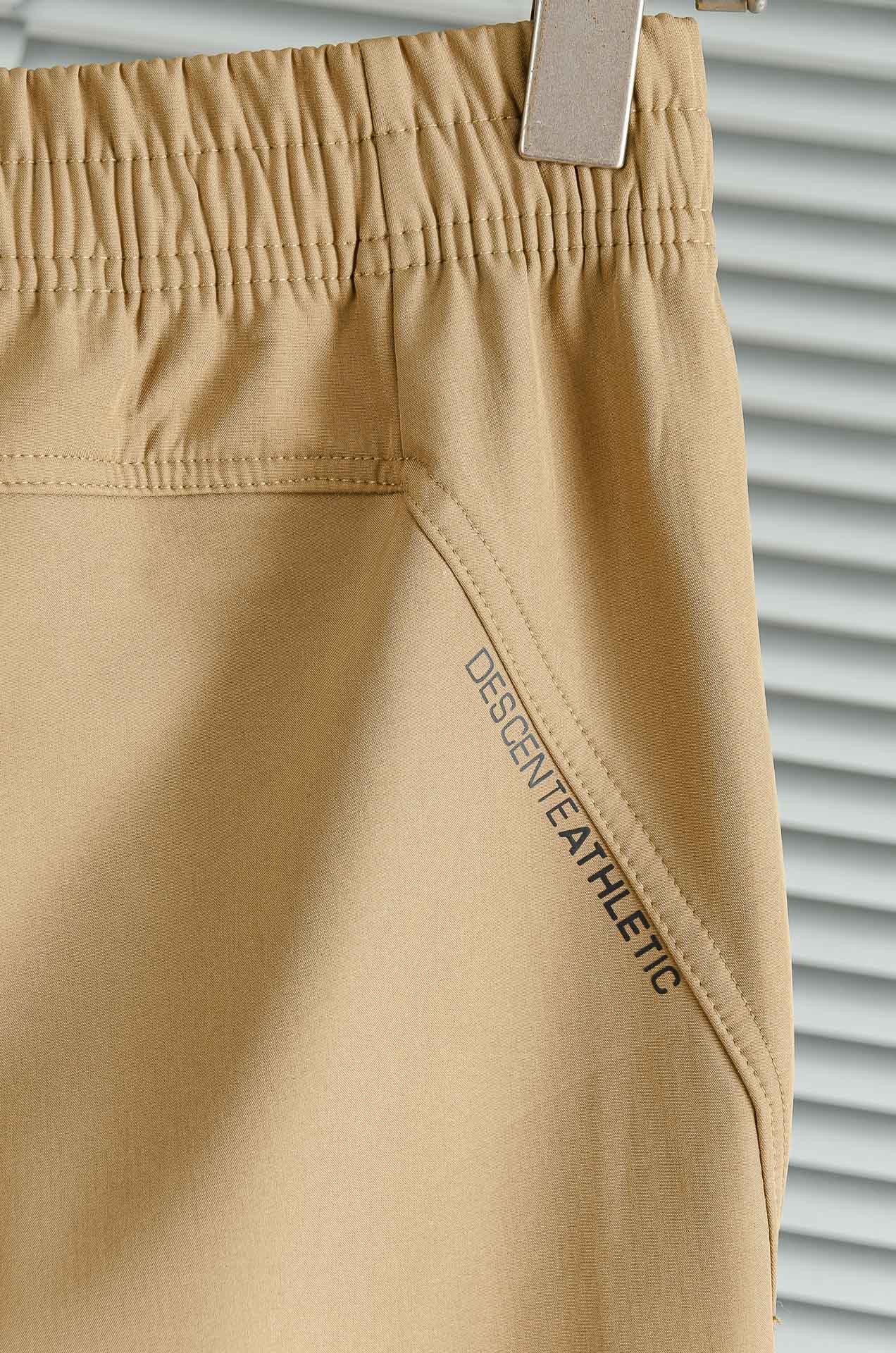 迪桑特25FW秋冬加厚弹力防水运动裤#迪桑特这款运动裤采用加厚高弹力面料，四面弹力贴合身形，适合健身、跑