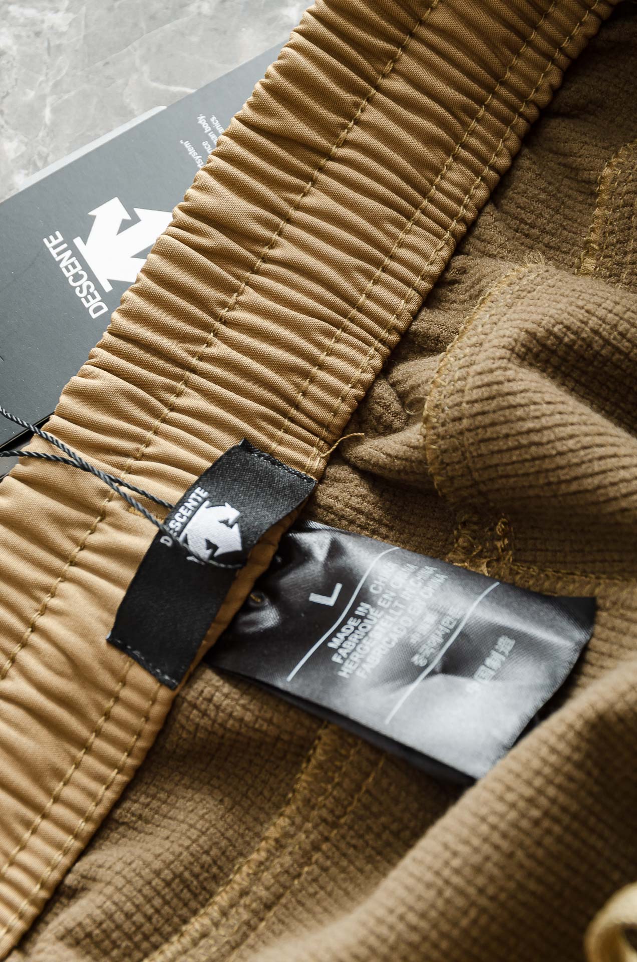 迪桑特25FW秋冬加厚弹力防水运动裤#迪桑特这款运动裤采用加厚高弹力面料，四面弹力贴合身形，适合健身、跑