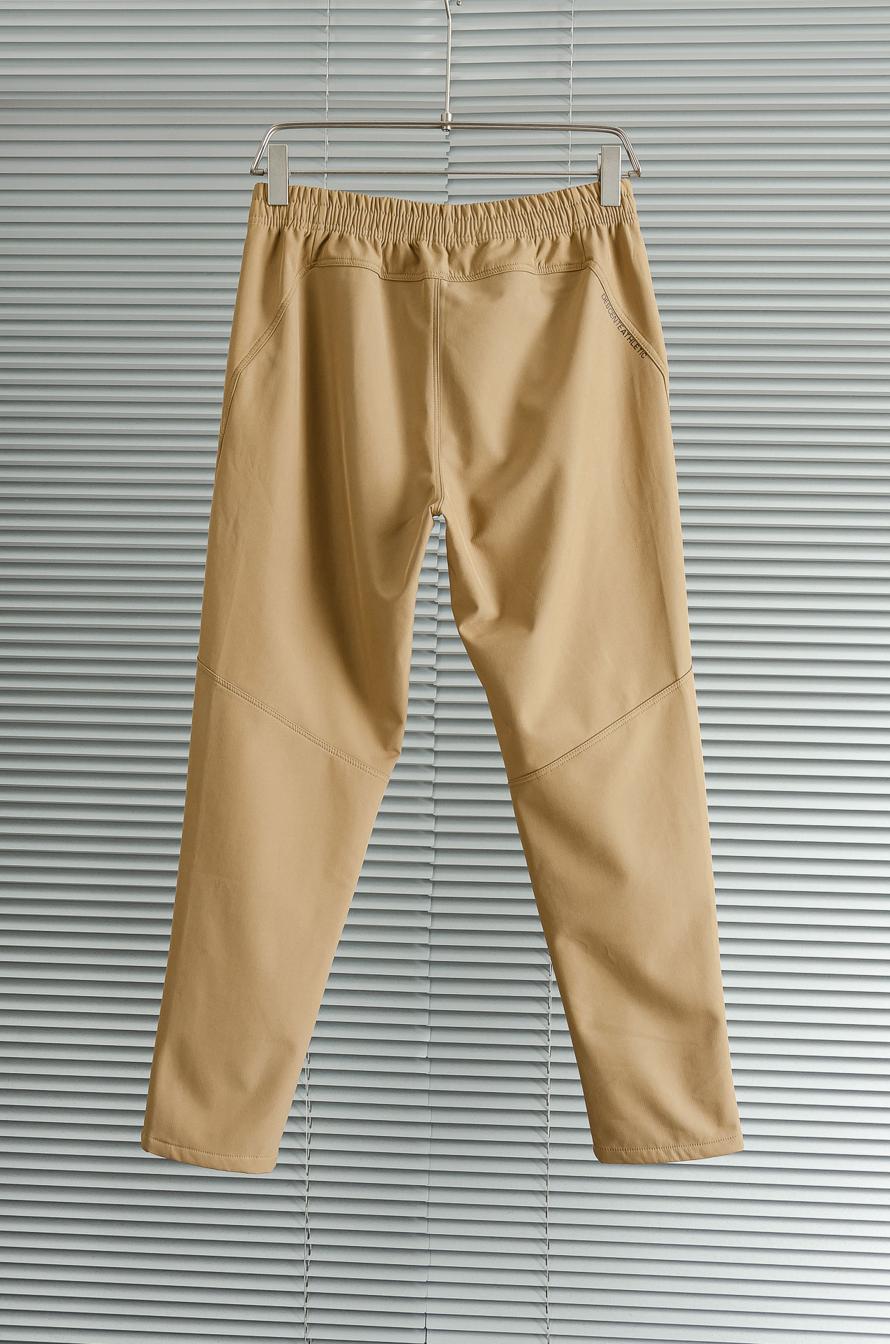 迪桑特25FW秋冬加厚弹力防水运动裤#迪桑特这款运动裤采用加厚高弹力面料，四面弹力贴合身形，适合健身、跑