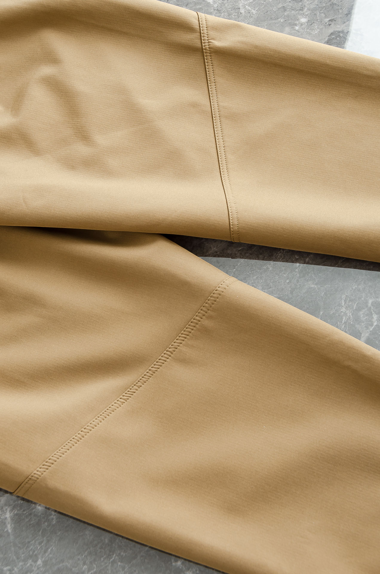 迪桑特25FW秋冬加厚弹力防水运动裤#迪桑特这款运动裤采用加厚高弹力面料，四面弹力贴合身形，适合健身、跑