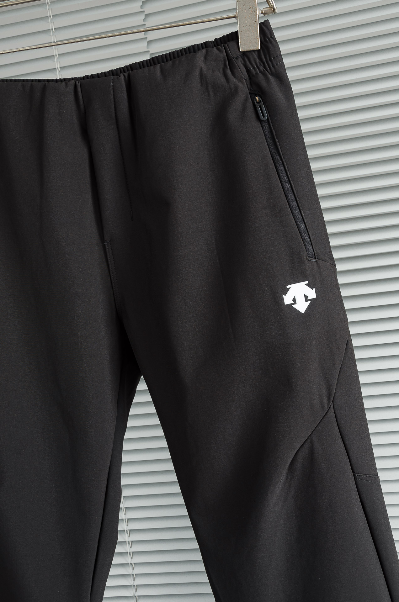 迪桑特25FW秋冬加厚弹力防水运动裤#迪桑特这款运动裤采用加厚高弹力面料，四面弹力贴合身形，适合健身、跑