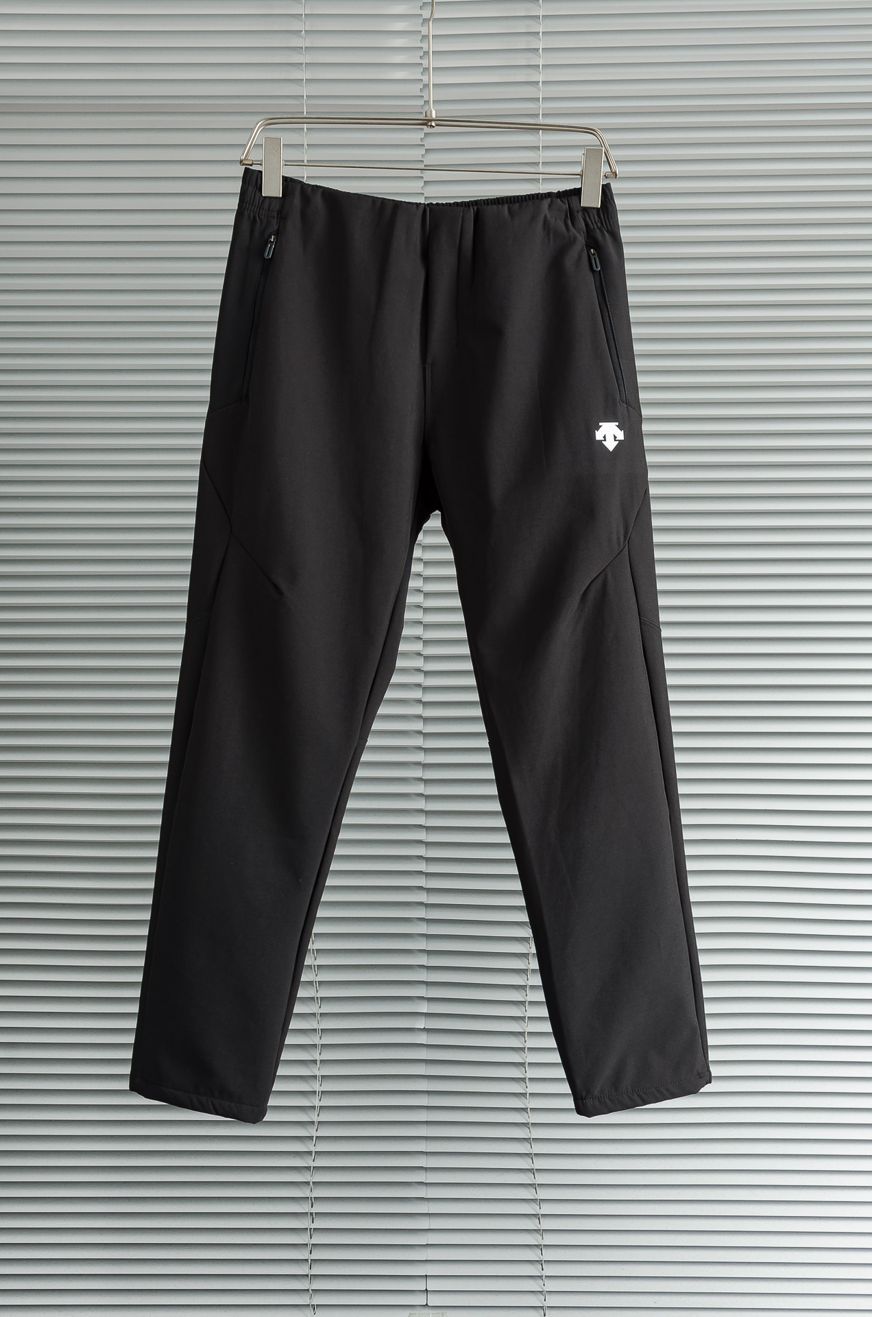 迪桑特25FW秋冬加厚弹力防水运动裤#迪桑特这款运动裤采用加厚高弹力面料，四面弹力贴合身形，适合健身、跑