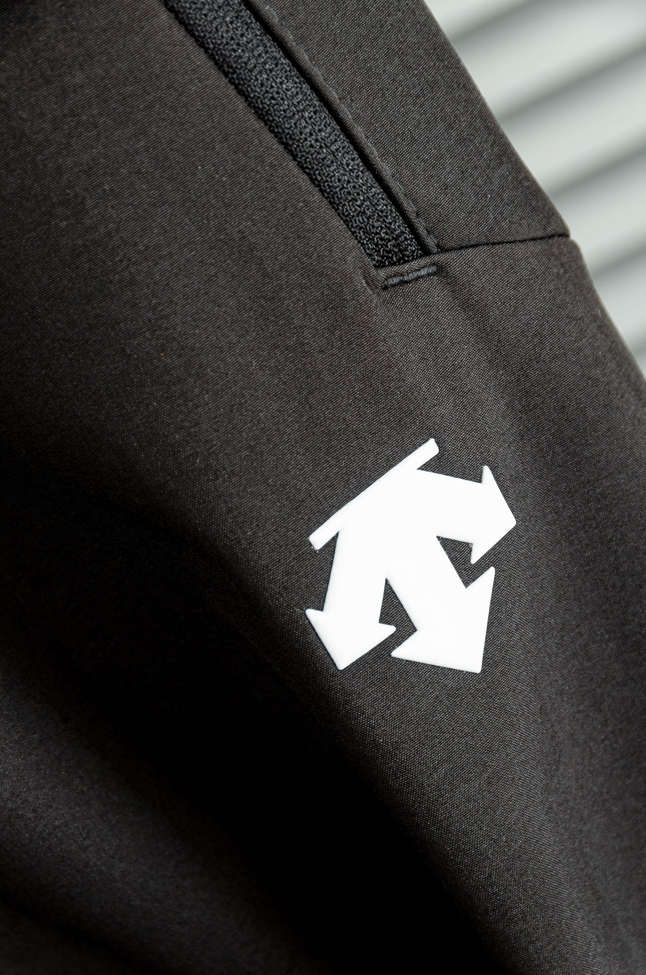 迪桑特25FW秋冬加厚弹力防水运动裤#迪桑特这款运动裤采用加厚高弹力面料，四面弹力贴合身形，适合健身、跑