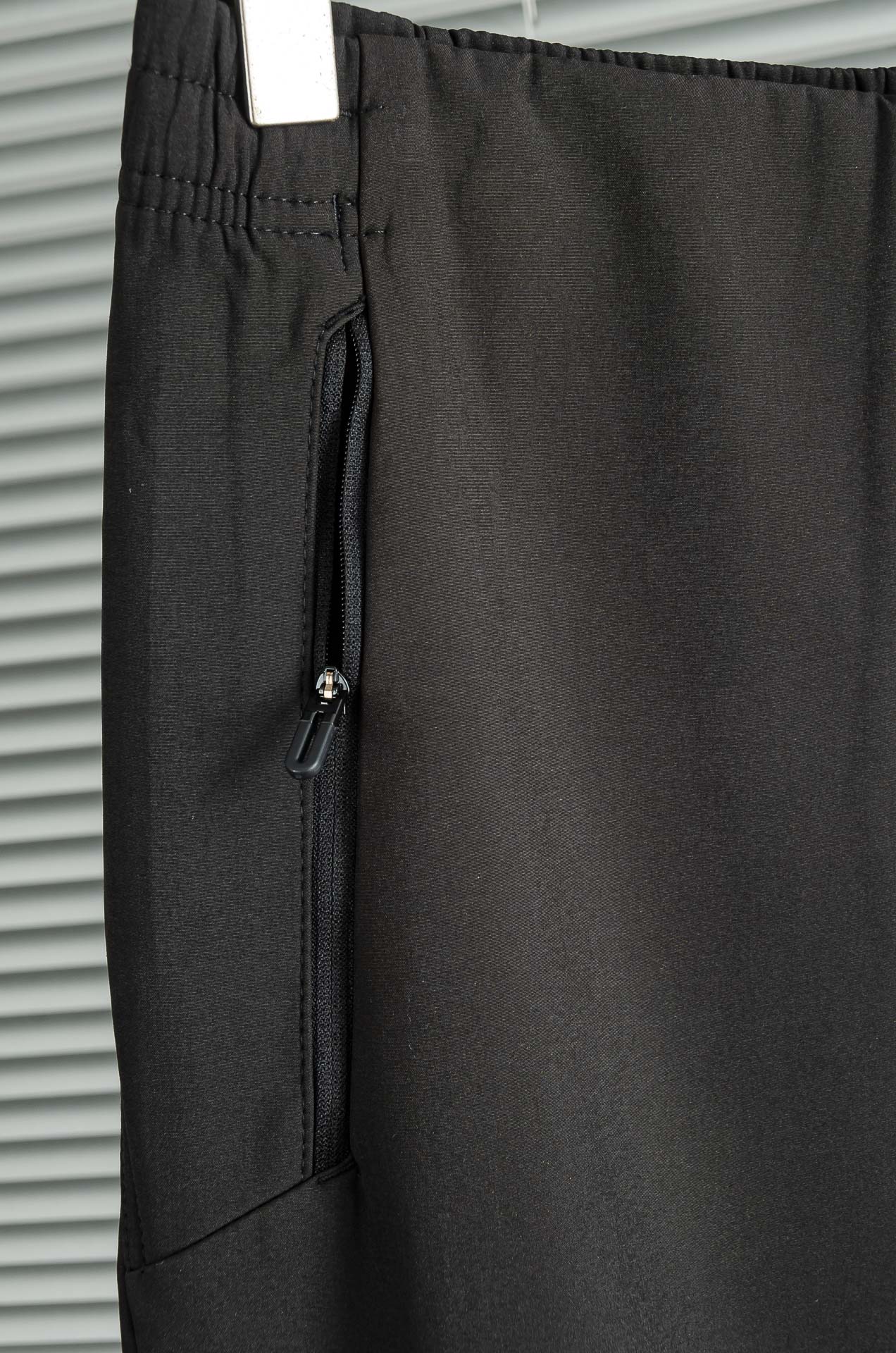 迪桑特25FW秋冬加厚弹力防水运动裤#迪桑特这款运动裤采用加厚高弹力面料，四面弹力贴合身形，适合健身、跑