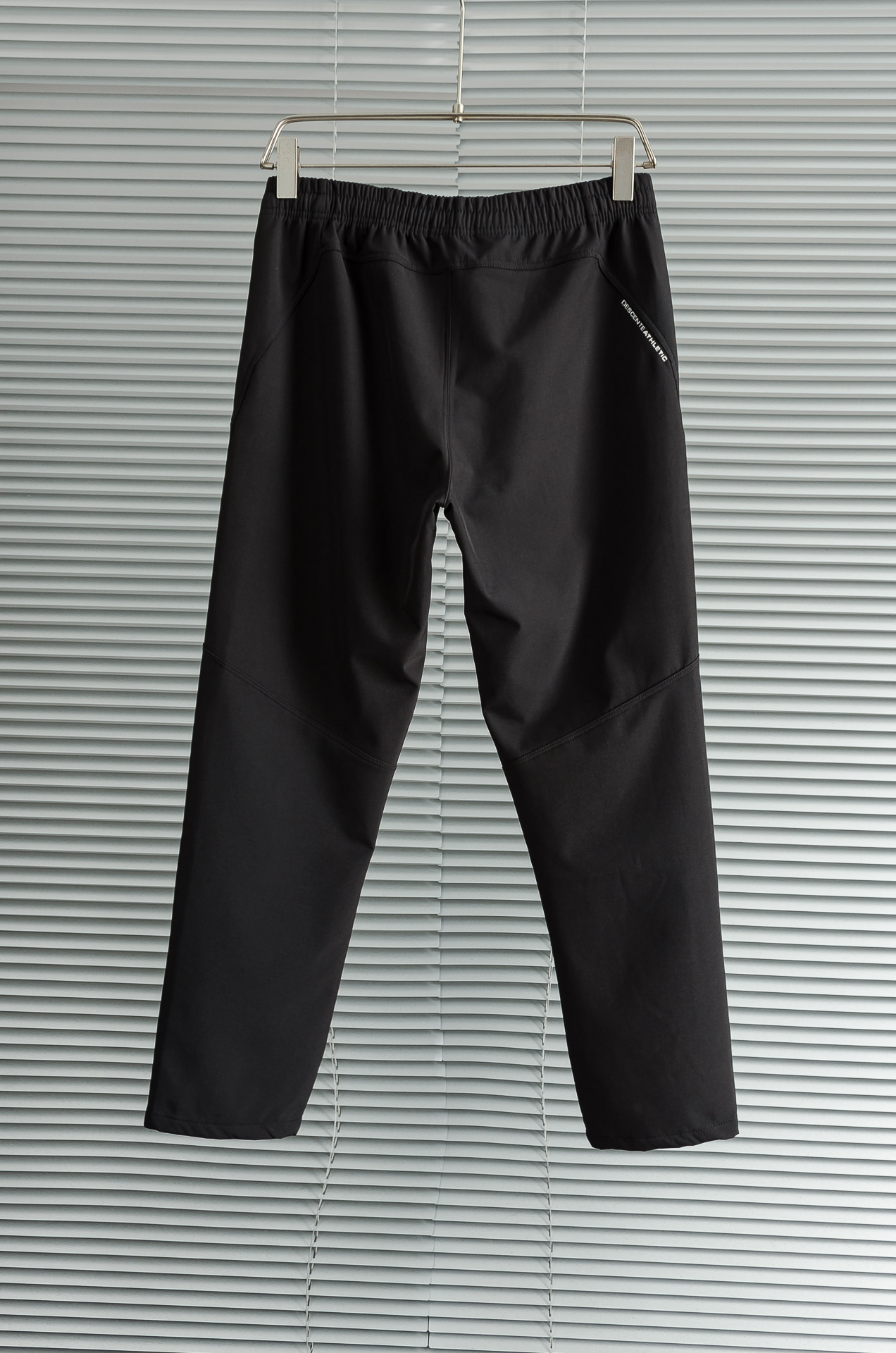 迪桑特25FW秋冬加厚弹力防水运动裤#迪桑特这款运动裤采用加厚高弹力面料，四面弹力贴合身形，适合健身、跑