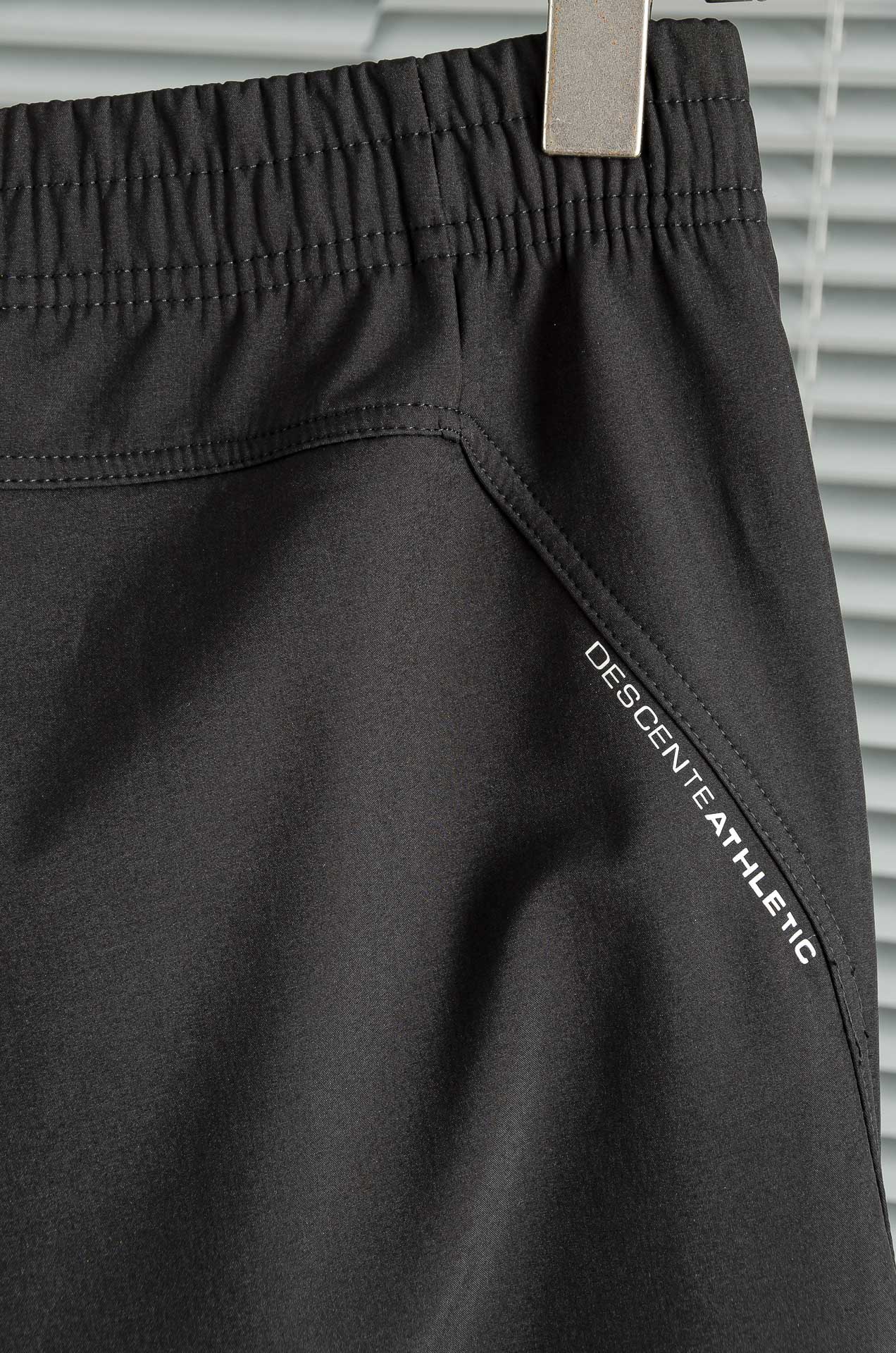 迪桑特25FW秋冬加厚弹力防水运动裤#迪桑特这款运动裤采用加厚高弹力面料，四面弹力贴合身形，适合健身、跑