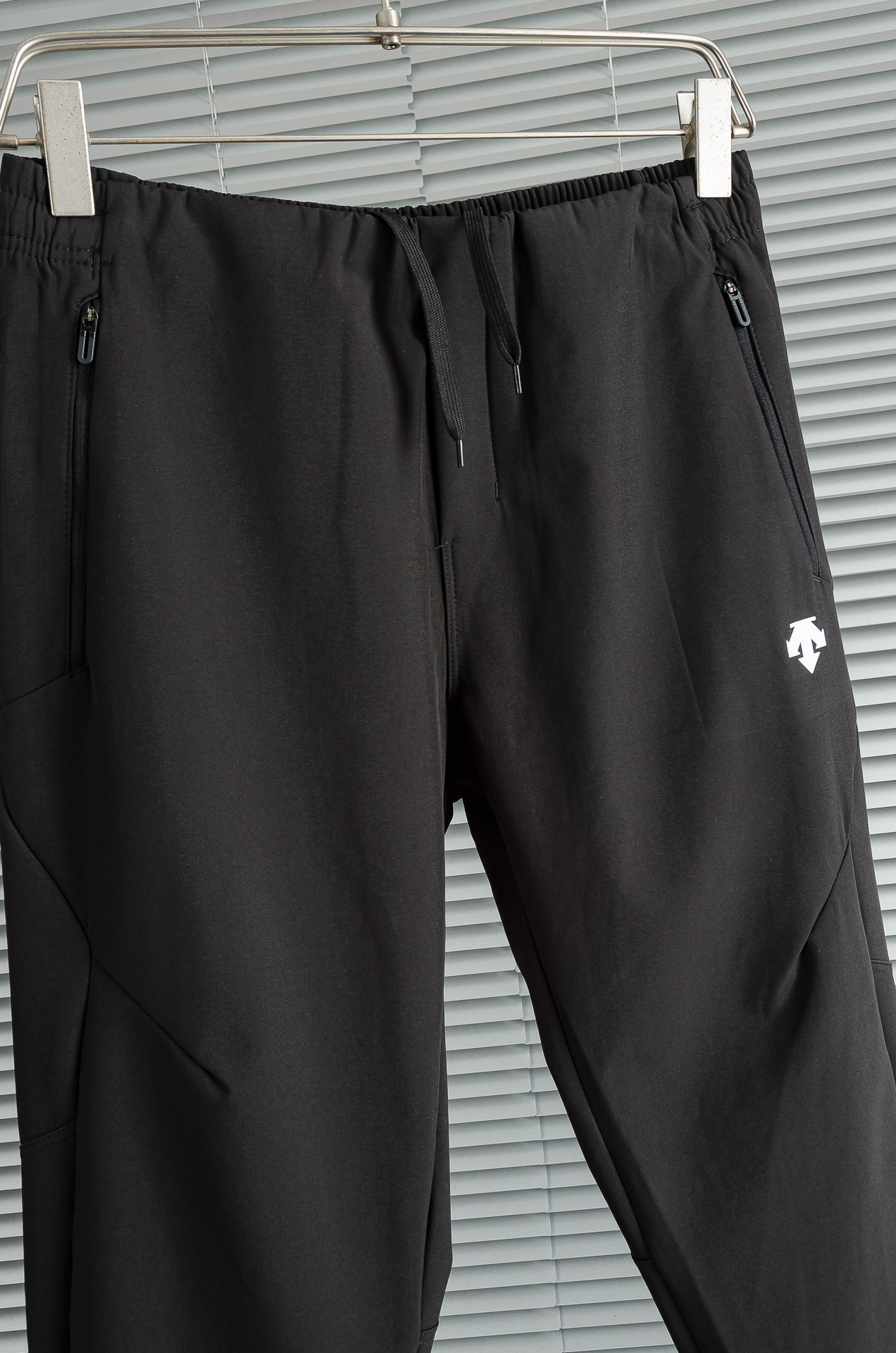 迪桑特25FW秋冬加厚弹力防水运动裤#迪桑特这款运动裤采用加厚高弹力面料，四面弹力贴合身形，适合健身、跑