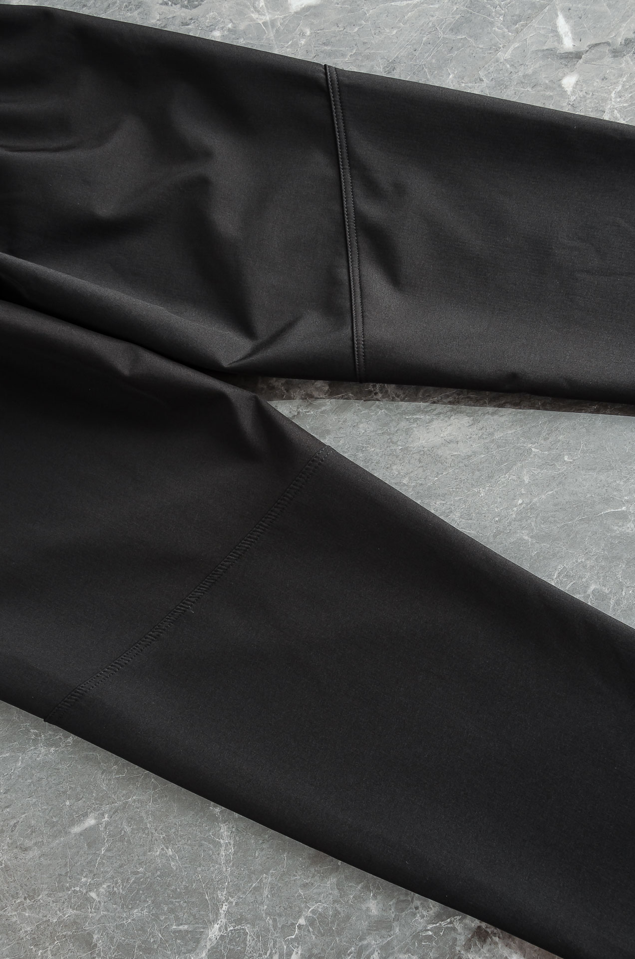 迪桑特25FW秋冬加厚弹力防水运动裤#迪桑特这款运动裤采用加厚高弹力面料，四面弹力贴合身形，适合健身、跑