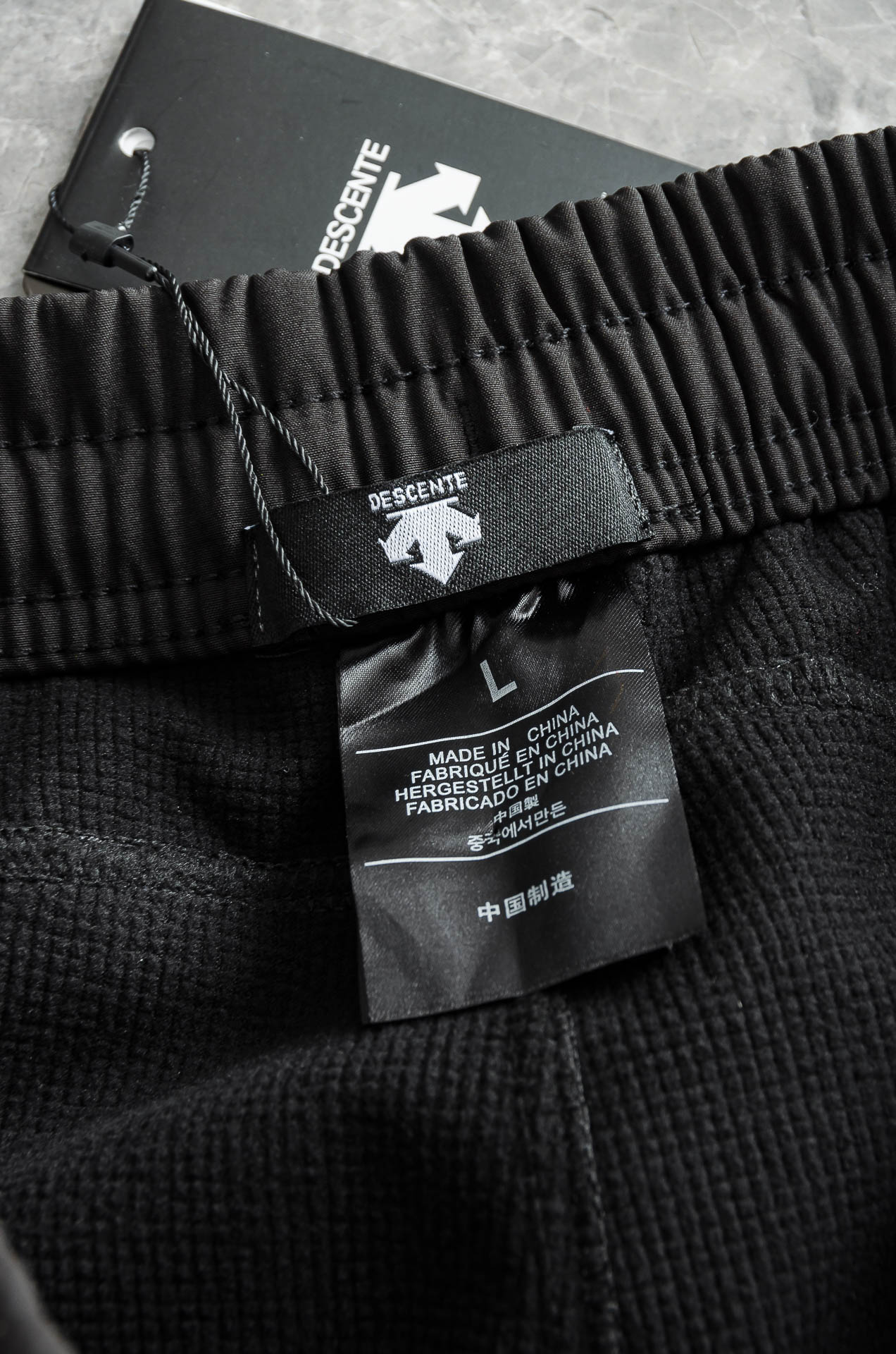 迪桑特25FW秋冬加厚弹力防水运动裤#迪桑特这款运动裤采用加厚高弹力面料，四面弹力贴合身形，适合健身、跑