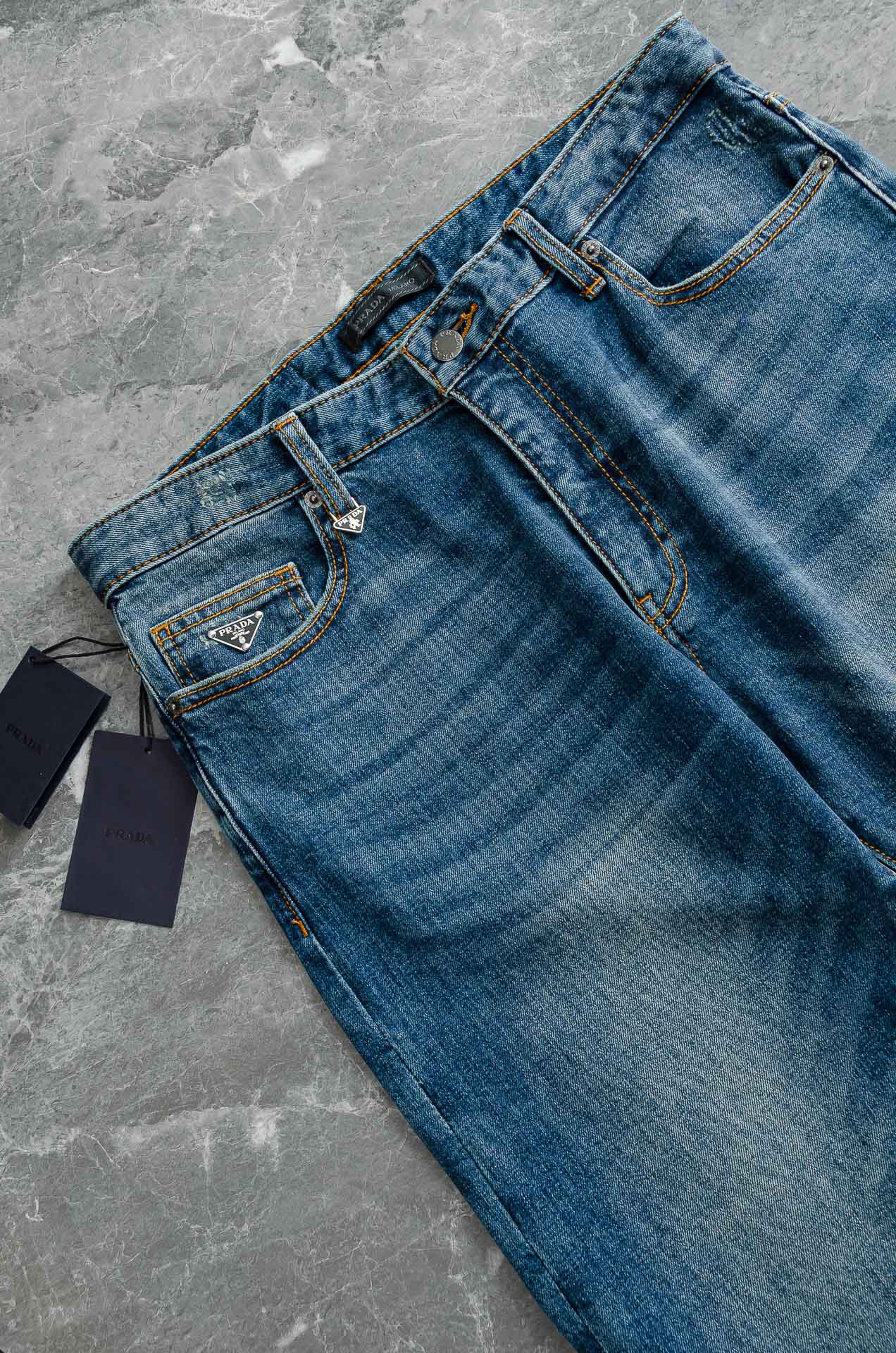 Pra*da普/拉达男士时装款商务休闲丹宁牛仔裤最新出品，巴黎秀场演绎款！！高端奢华且非常牛掰的一款丹宁