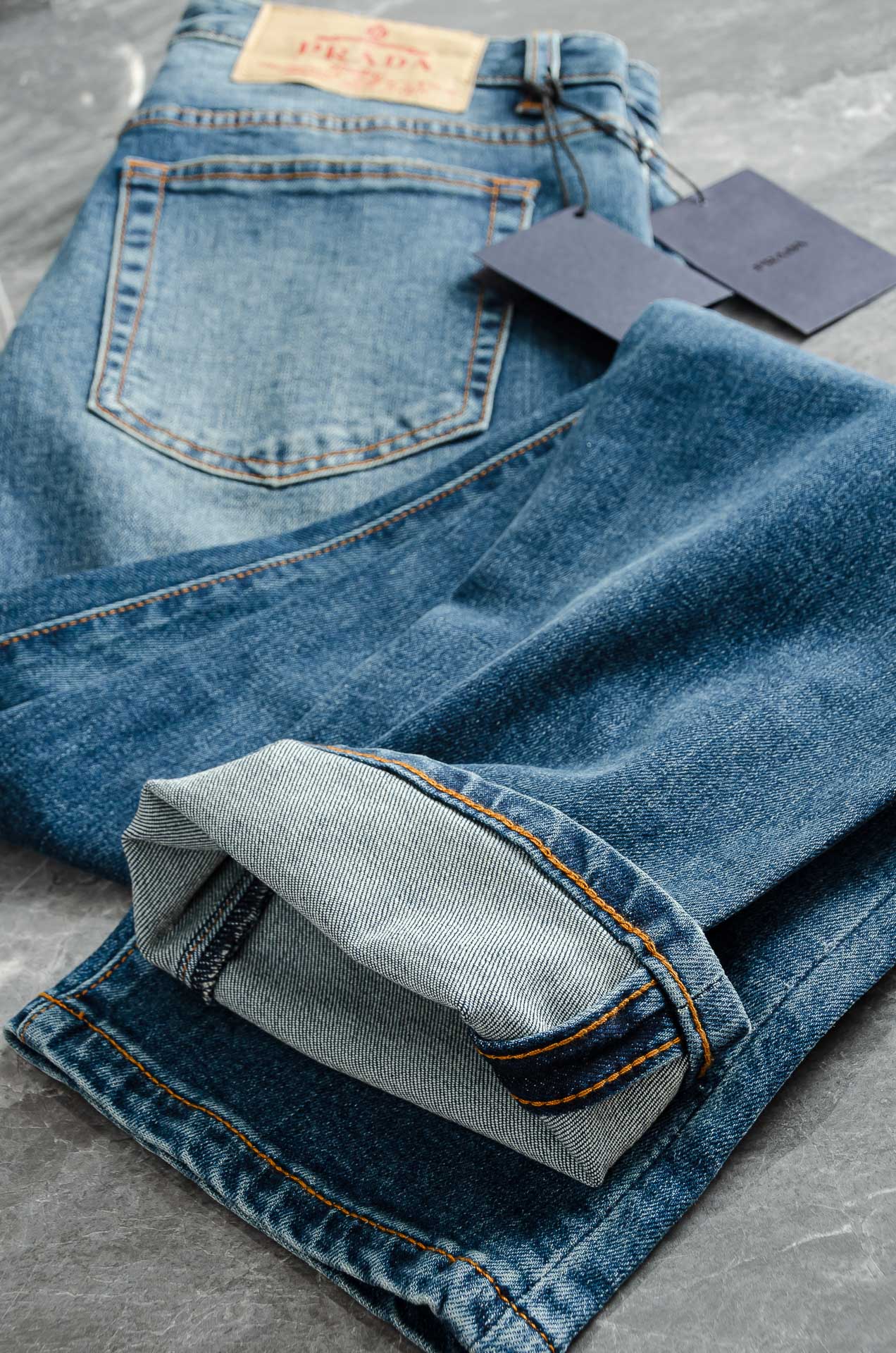 Pra*da普/拉达男士时装款商务休闲丹宁牛仔裤最新出品，巴黎秀场演绎款！！高端奢华且非常牛掰的一款丹宁