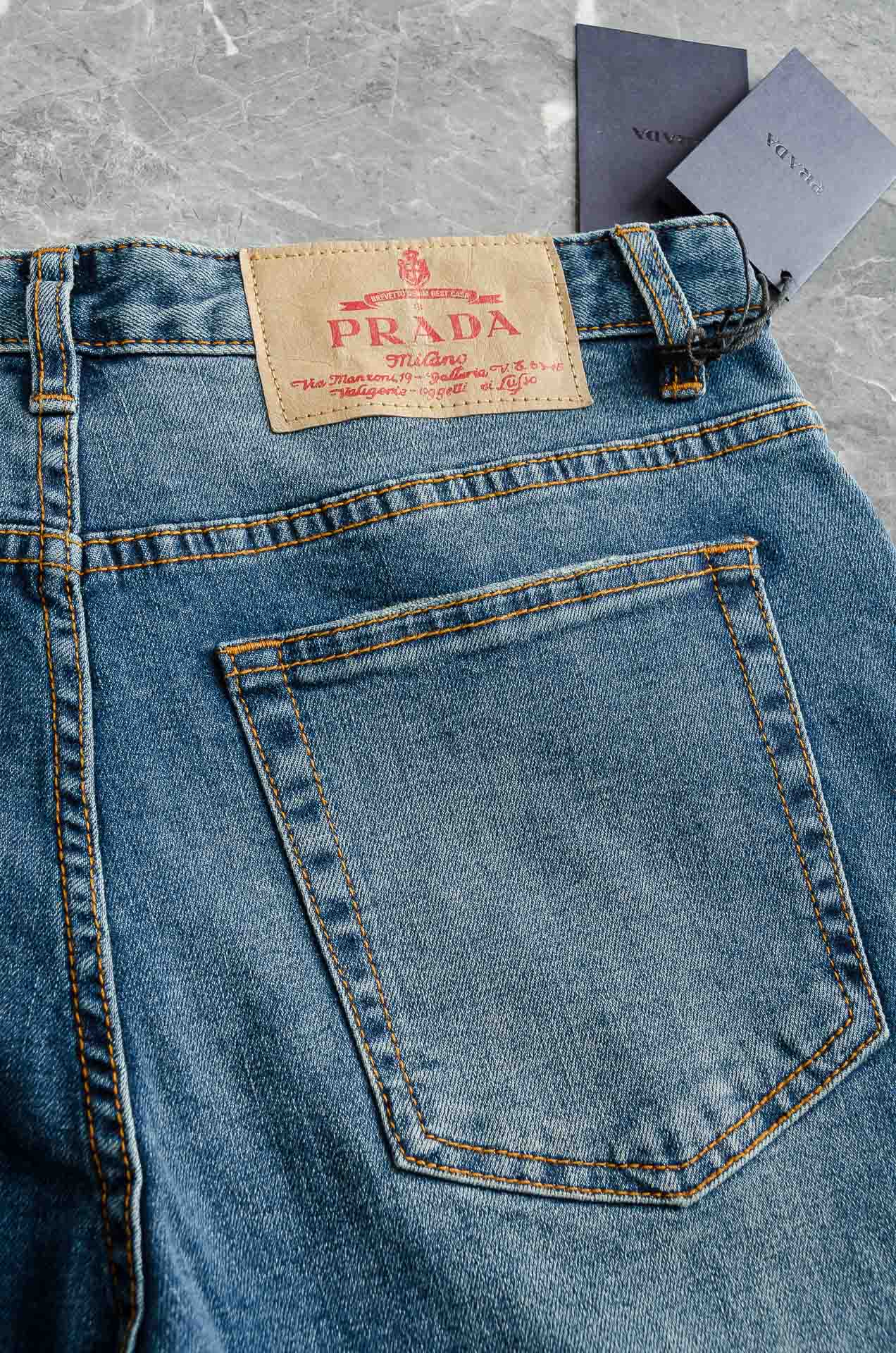 Pra*da普/拉达男士时装款商务休闲丹宁牛仔裤最新出品，巴黎秀场演绎款！！高端奢华且非常牛掰的一款丹宁