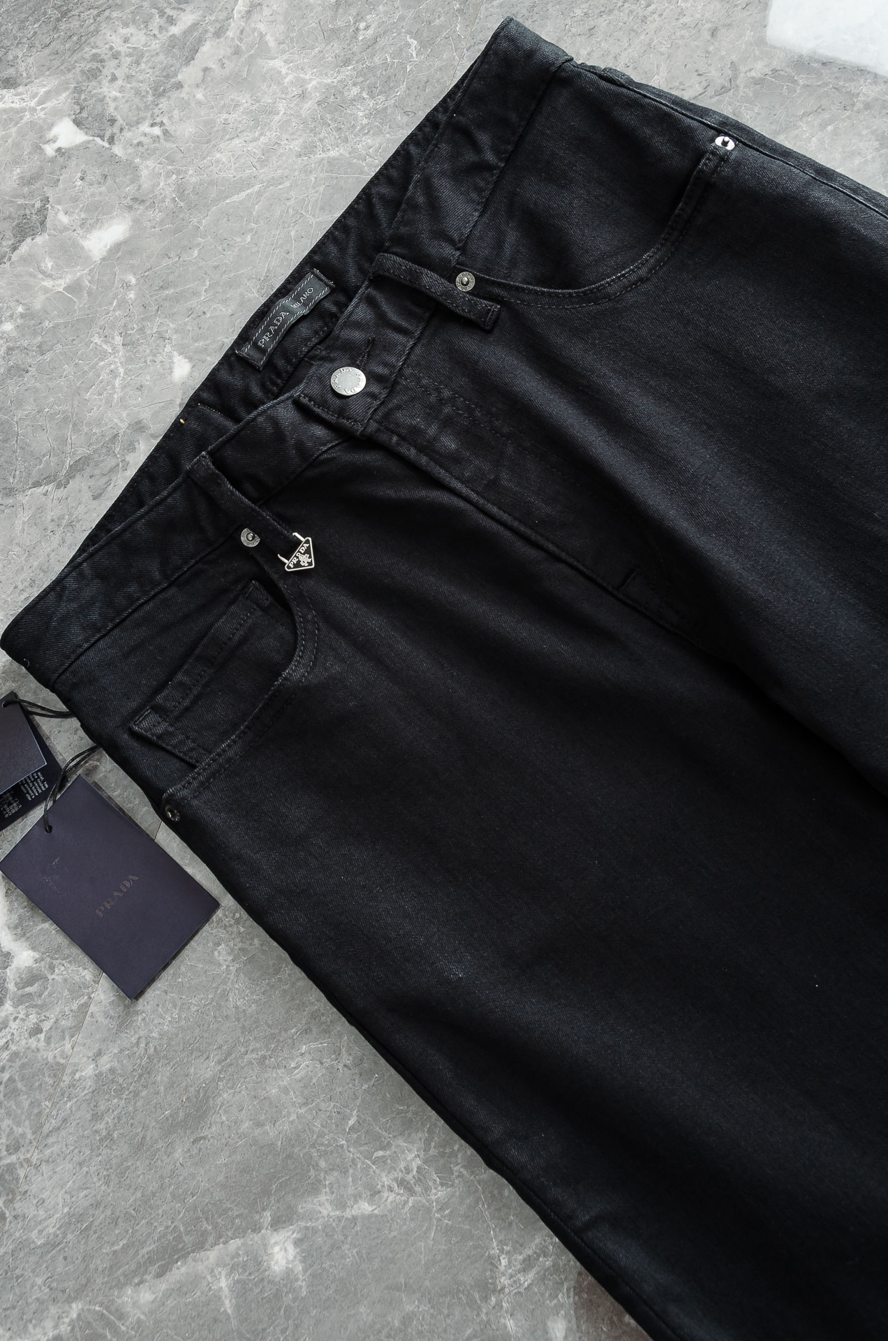 Pra*da普/拉达男士时装款商务休闲丹宁牛仔裤最新出品，巴黎秀场演绎款！！高端奢华且非常牛掰的一款丹宁