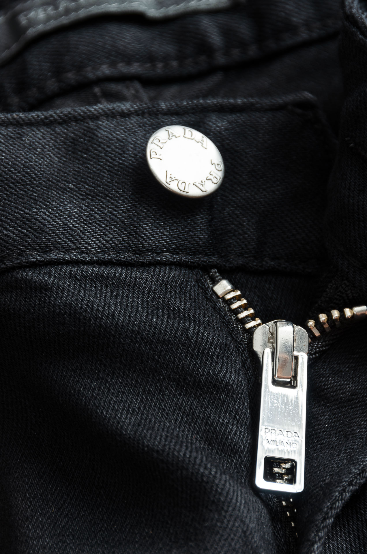 Pra*da普/拉达男士时装款商务休闲丹宁牛仔裤最新出品，巴黎秀场演绎款！！高端奢华且非常牛掰的一款丹宁