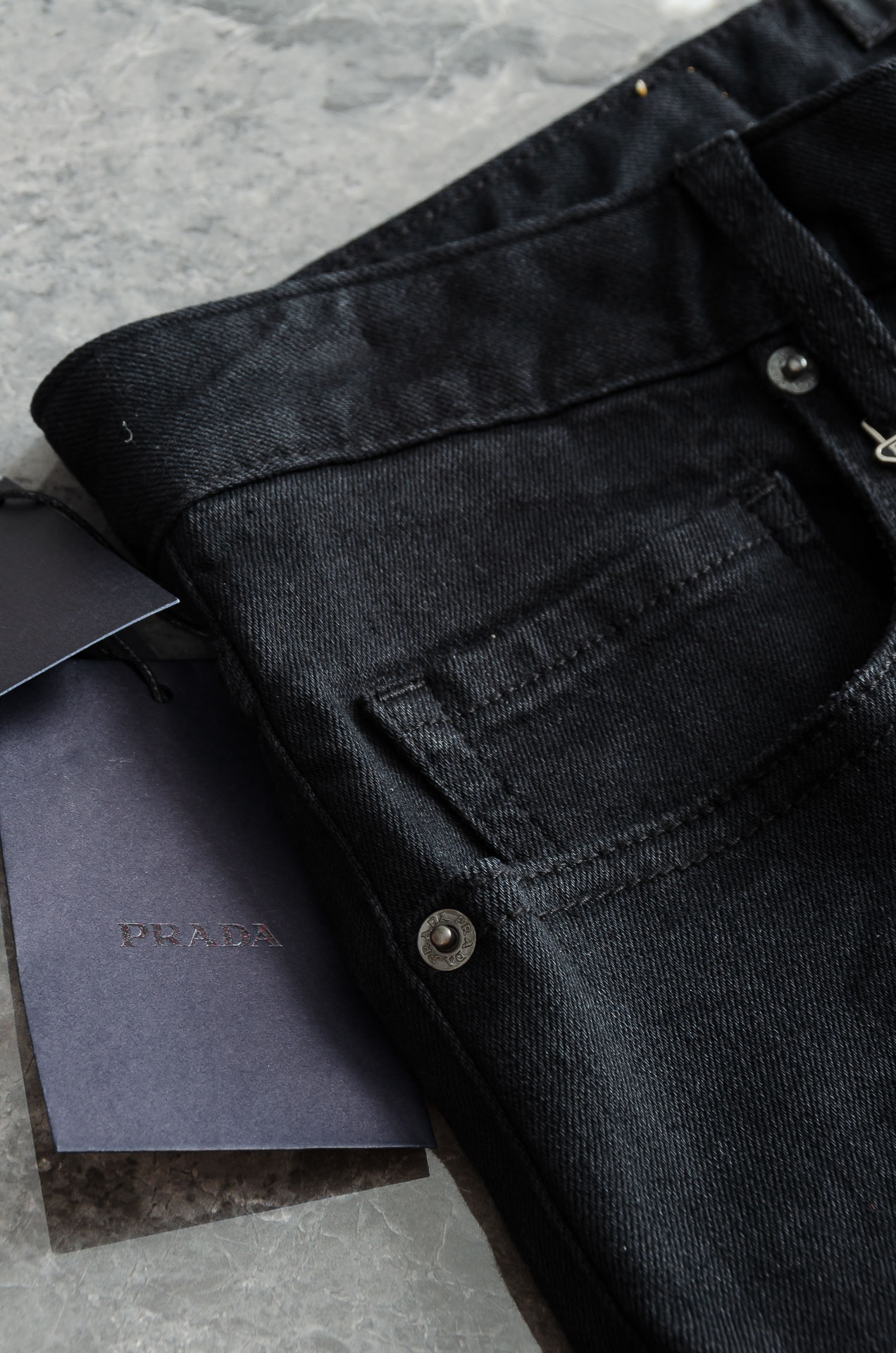 Pra*da普/拉达男士时装款商务休闲丹宁牛仔裤最新出品，巴黎秀场演绎款！！高端奢华且非常牛掰的一款丹宁