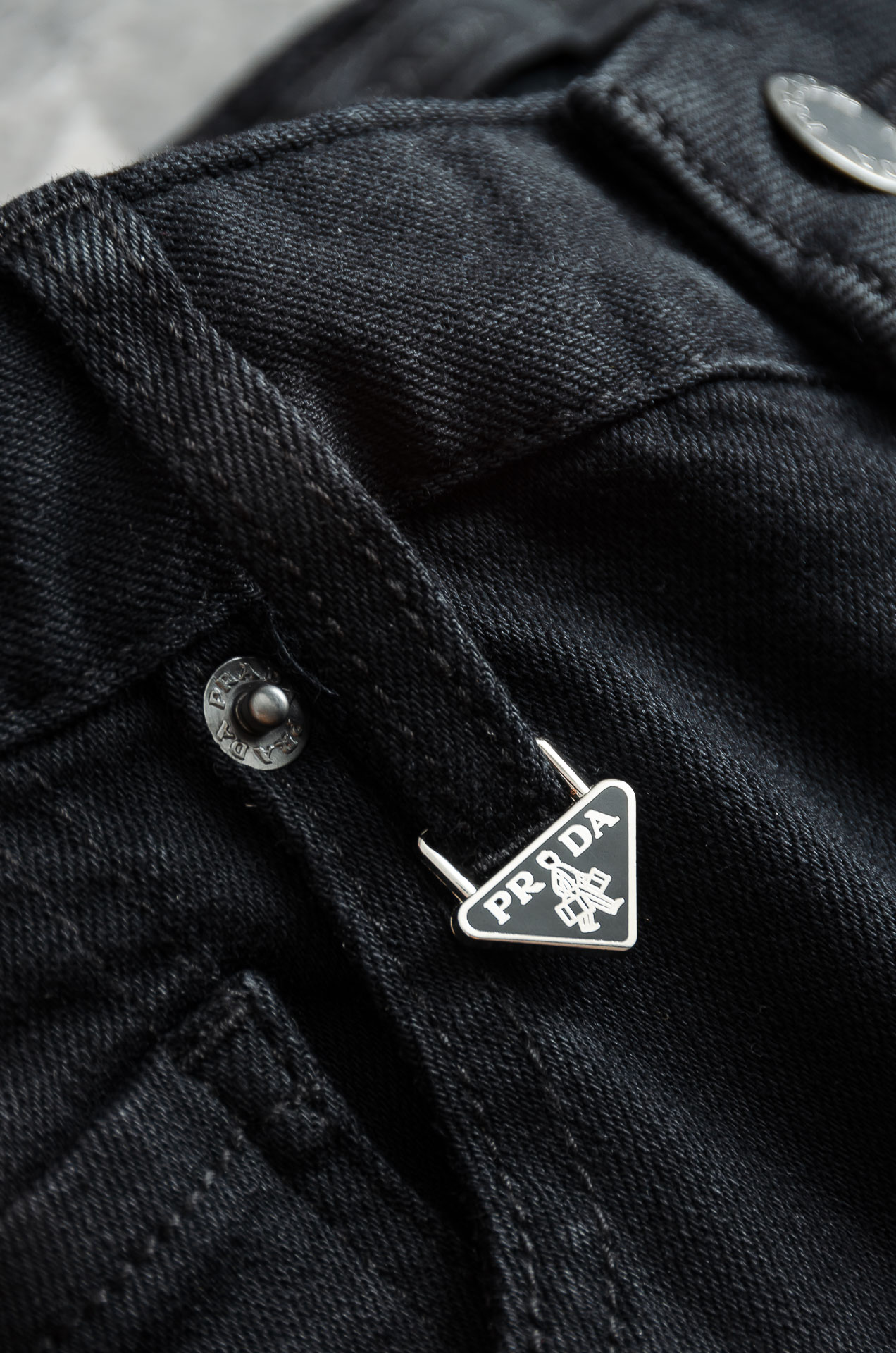 Pra*da普/拉达男士时装款商务休闲丹宁牛仔裤最新出品，巴黎秀场演绎款！！高端奢华且非常牛掰的一款丹宁