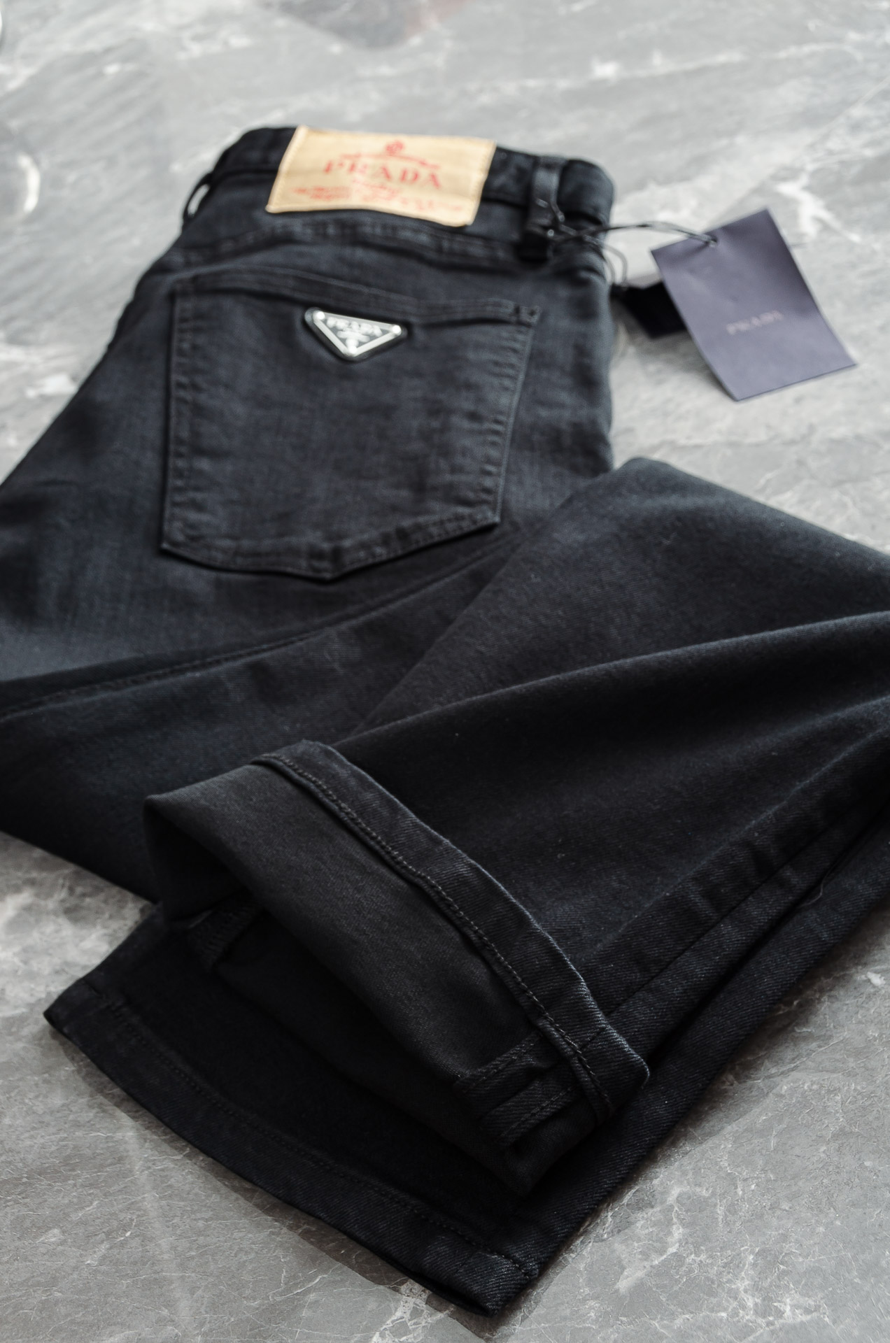 Pra*da普/拉达男士时装款商务休闲丹宁牛仔裤最新出品，巴黎秀场演绎款！！高端奢华且非常牛掰的一款丹宁