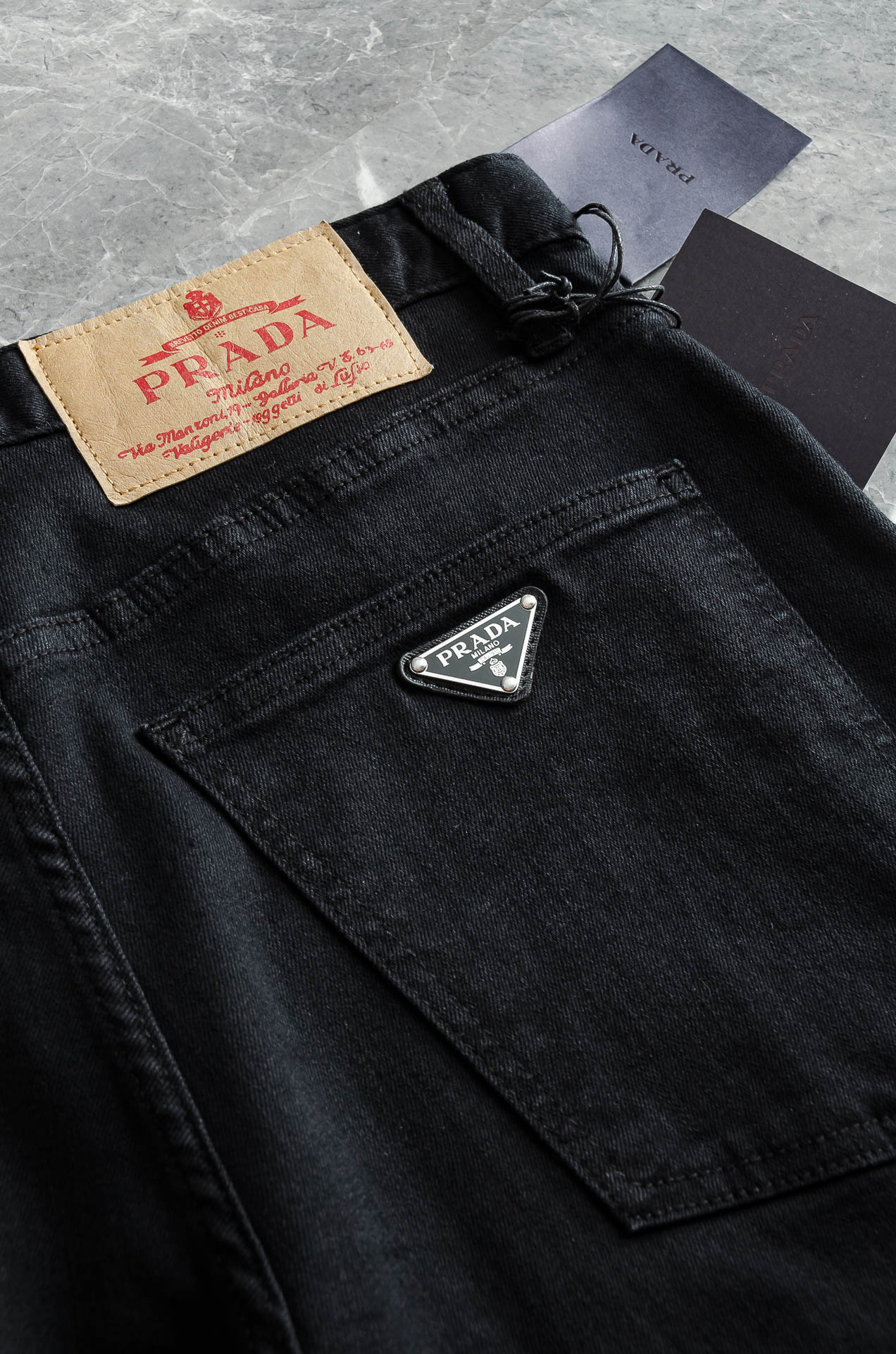 Pra*da普/拉达男士时装款商务休闲丹宁牛仔裤最新出品，巴黎秀场演绎款！！高端奢华且非常牛掰的一款丹宁