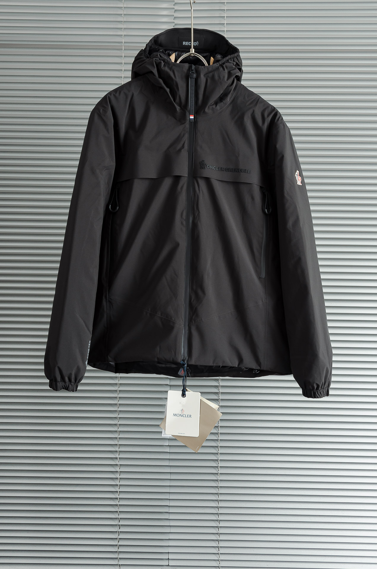 NO:597838,New# Mo* ncler625FWGrenoble series hooded down jacket# high version!  Non-market currency, what you see is what you get in real photos!  Simple and elegant, practical and fashionable!  The outer layer of technical fabric has perfect warmth retention and is also windproof and waterproof. It is very suitable for outdoor use or commuting in winter. The cuffs and collar are designed with a full sense of detail. It is versatile and not picky. It looks good no matter how you wear it! Moncler's high-end positioning + classic quality, really  It is worth buying. It is mainly filled with high-end white goose down, with a velvet content of up to 90%, and perfect warmth retention! It is practical and comfortable. The short design is neat and slim, and it is suitable for commuting and outdoor use in autumn and winter. It has both functionality and fashion. It is a must-have item for the winter wardrobe!  Size 1-5 M-XXXL,,down jacket,hats,alexander wang19860909New# Mo* ncler625FWGrenoble系列连帽羽绒服#高版本！非市面通货,实拍所见即所得！简约大气,实用又时髦! 外层科技面料,保暖力满分,还防风防水,冬天户外或通勤都超适合.袖口和领口收口设计,细节感拉满,百搭不挑人,怎么穿都好看!Moncler高端定位+经典品质,真的很值得入手,主打高端白鹅绒填充,含绒量高达90,保暖力满分!实用又舒适.短款设计,利落显身材,秋冬通勤、户外都很适合,功能性与时尚感兼具,是冬季衣橱必备单品! 码数1-5 M-XXXL,,down jacket,hats,alexander wang,Men's clothing