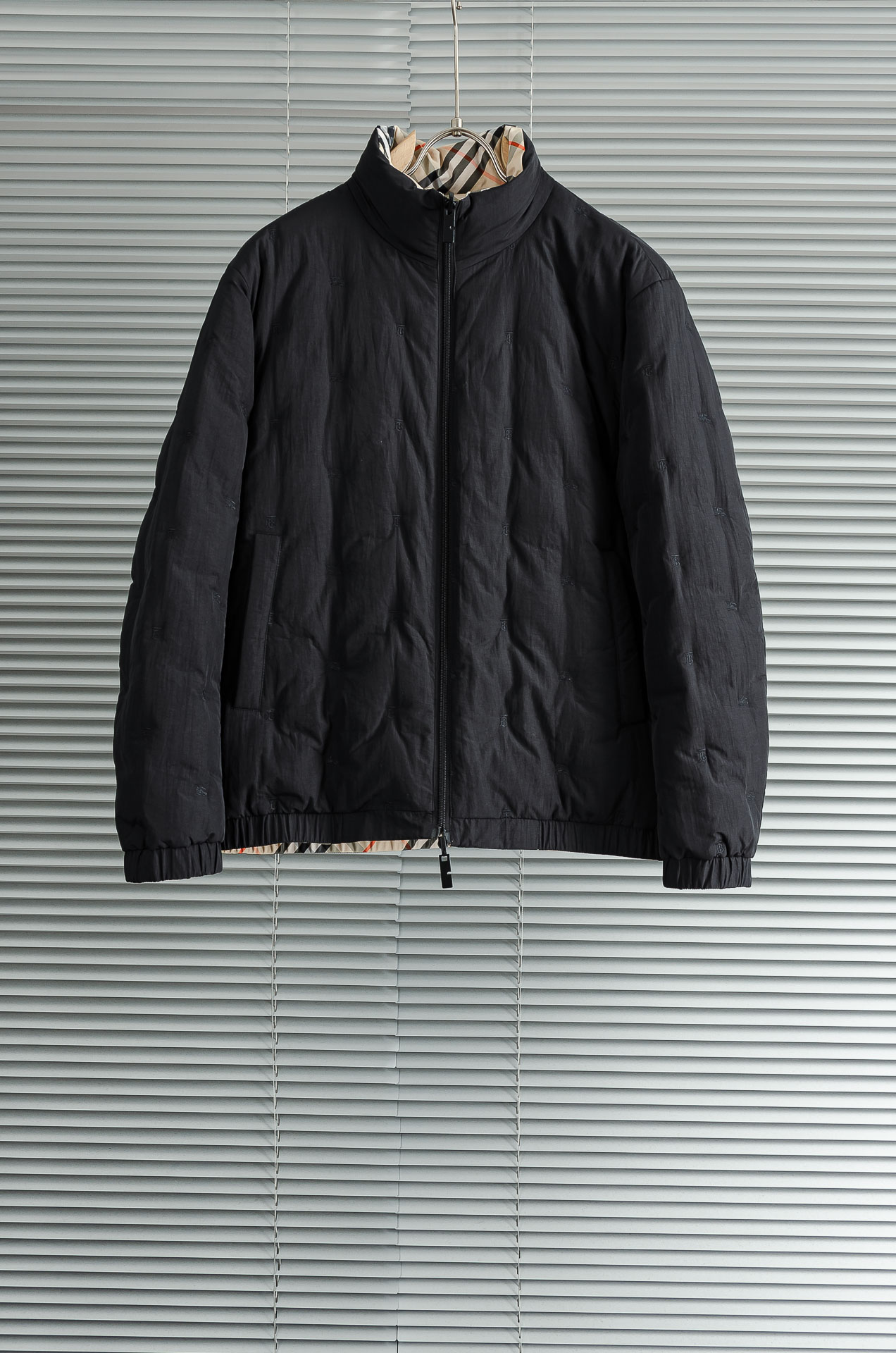 NO:597840,New# BBR Barbao/Lee ​​525FW new autumn and winter classic red and black slash British pattern + full-scale embroidery of the War Horse logo reversible down jacket# This nylon down jacket is filled with white duck down. Reversible style, one side is a modern slash plaid, and the other side is a full-scale embroidered Equestrian Knight logo (EKD) solid color design, presenting a casual fit. Same size for men and women. Size M-XXXL high version!  What you see is what you get!  ,,burberry,down jacket,alexander wang19860909New# BBR 巴宝/莉 525FW秋冬新款经典红黑斜杠英伦格+满幅刺绣战马士徽标双面穿羽绒服# 本款尼龙羽绒服,充盈填充白鸭绒成分.双面两穿款式,一面现代斜杠格纹,另一面为满幅刺绣马术骑士徽标（EKD）纯色设计,呈现休闲版型 男女同款 码数M-XXXL 高版本！所见即所得！,,burberry,down jacket,alexander wang,Men's clothing