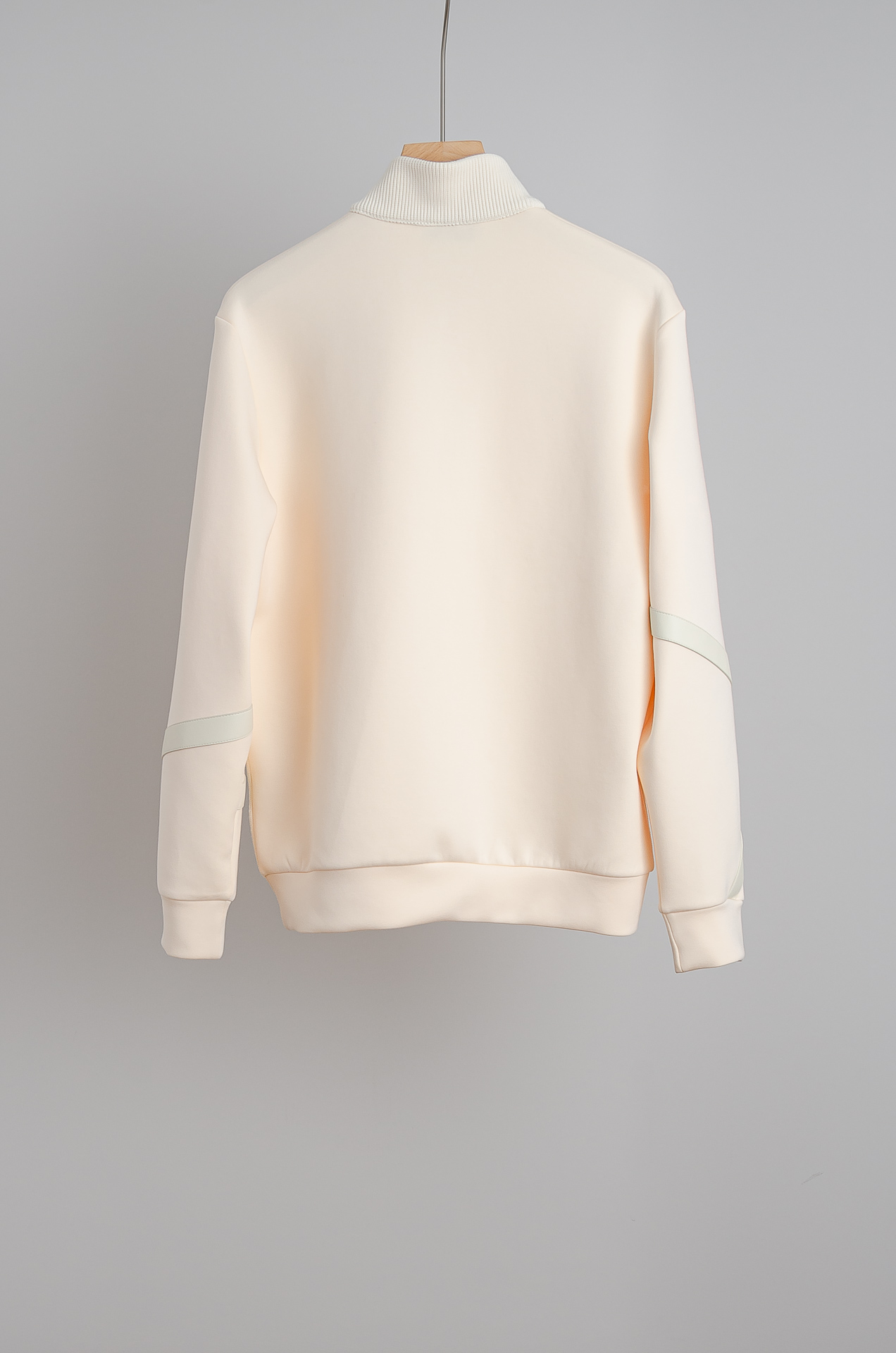 ☀️☀️HERM*ES 爱马/仕25FW秋冬最新立领拉链卫衣，柔软太空棉面料+羊毛针织设计，简约又高级!