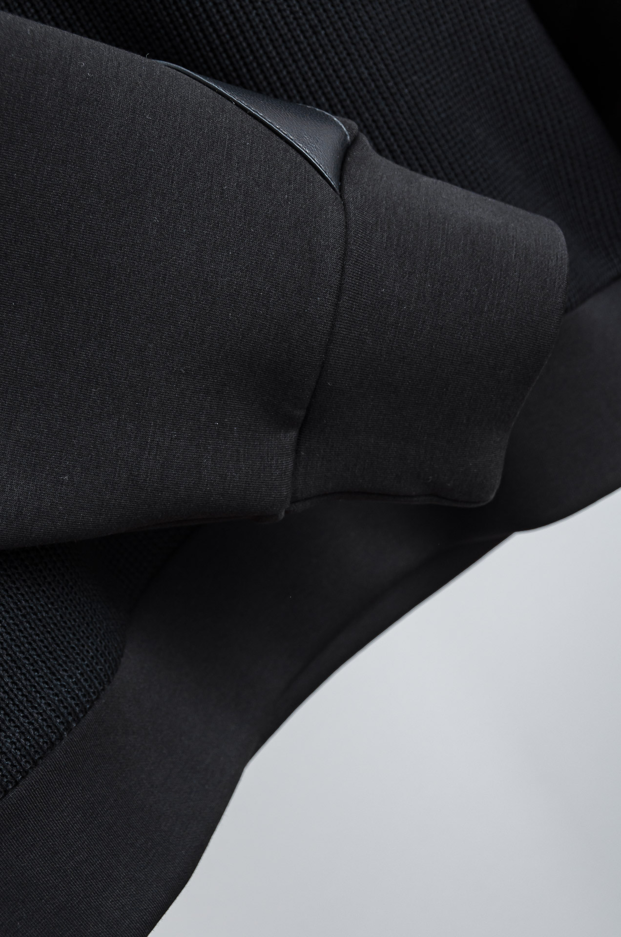 ☀️☀️HERM*ES 爱马/仕25FW秋冬最新立领拉链卫衣，柔软太空棉面料+羊毛针织设计，简约又高级!