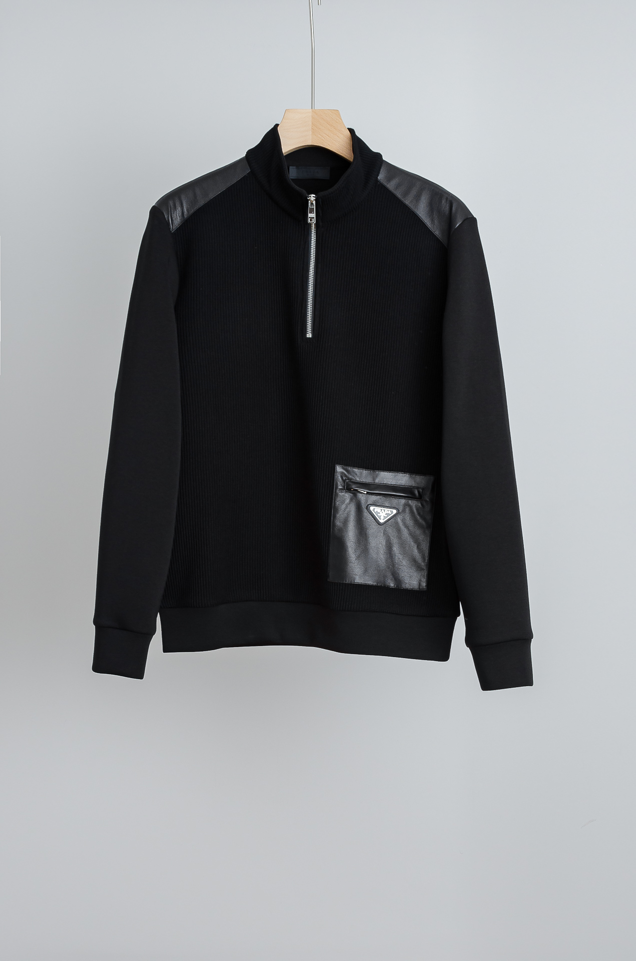 ☀️☀️ Prad*a普拉＊达25FW秋冬最新立领拉链卫衣，柔软太空棉面料+羊毛针织设计，简约又高级!袖