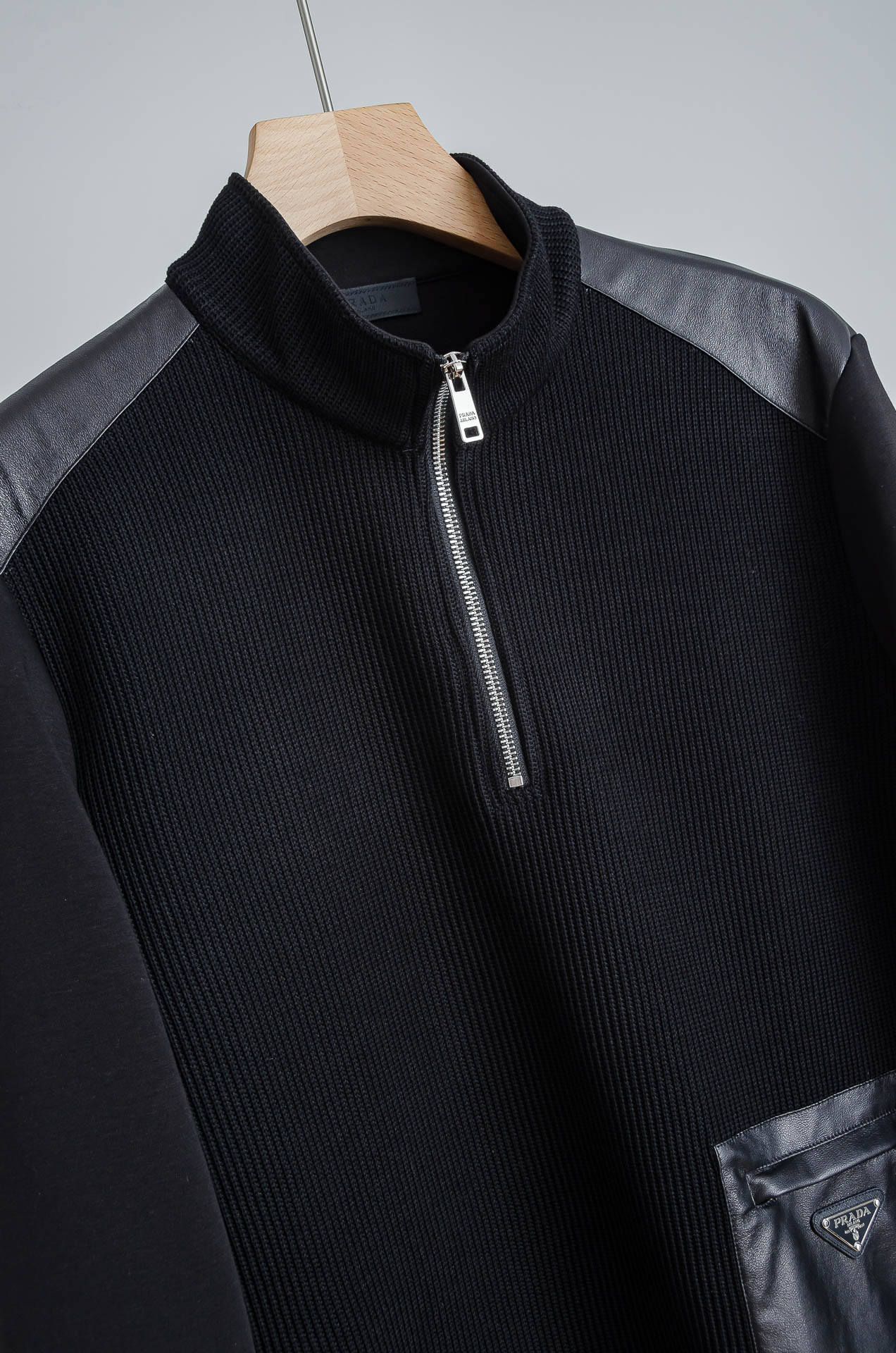 ☀️☀️ Prad*a普拉＊达25FW秋冬最新立领拉链卫衣，柔软太空棉面料+羊毛针织设计，简约又高级!袖