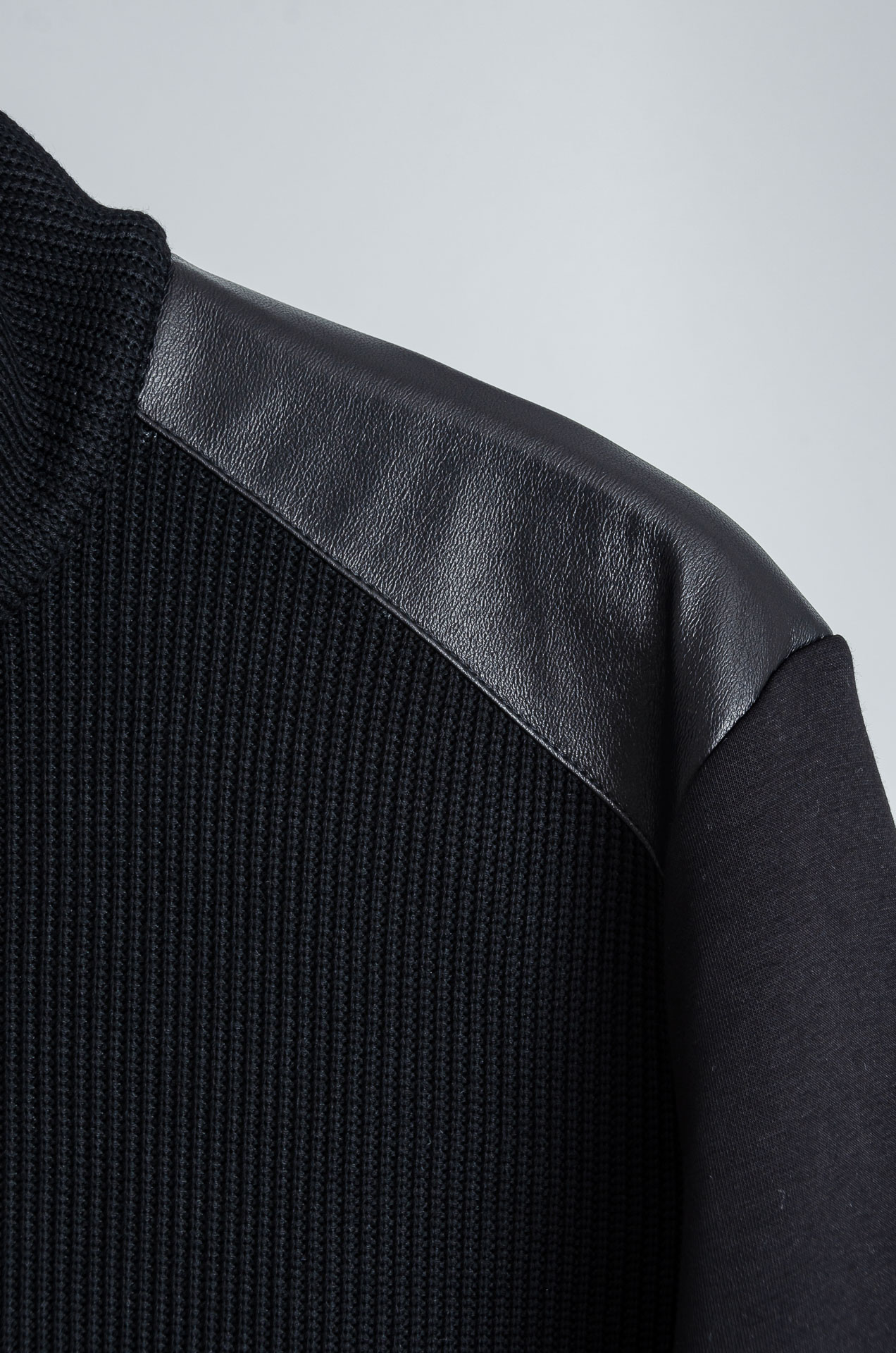 ☀️☀️ Prad*a普拉＊达25FW秋冬最新立领拉链卫衣，柔软太空棉面料+羊毛针织设计，简约又高级!袖