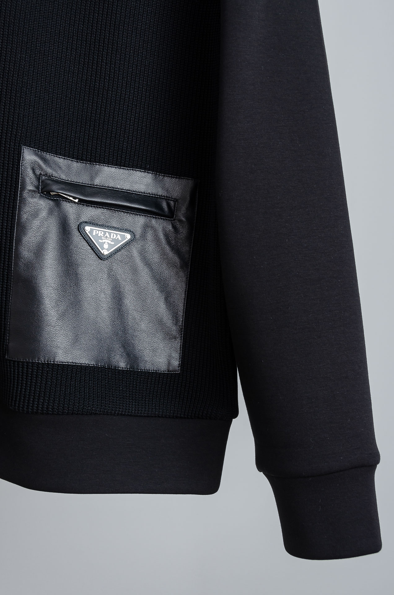 ☀️☀️ Prad*a普拉＊达25FW秋冬最新立领拉链卫衣，柔软太空棉面料+羊毛针织设计，简约又高级!袖