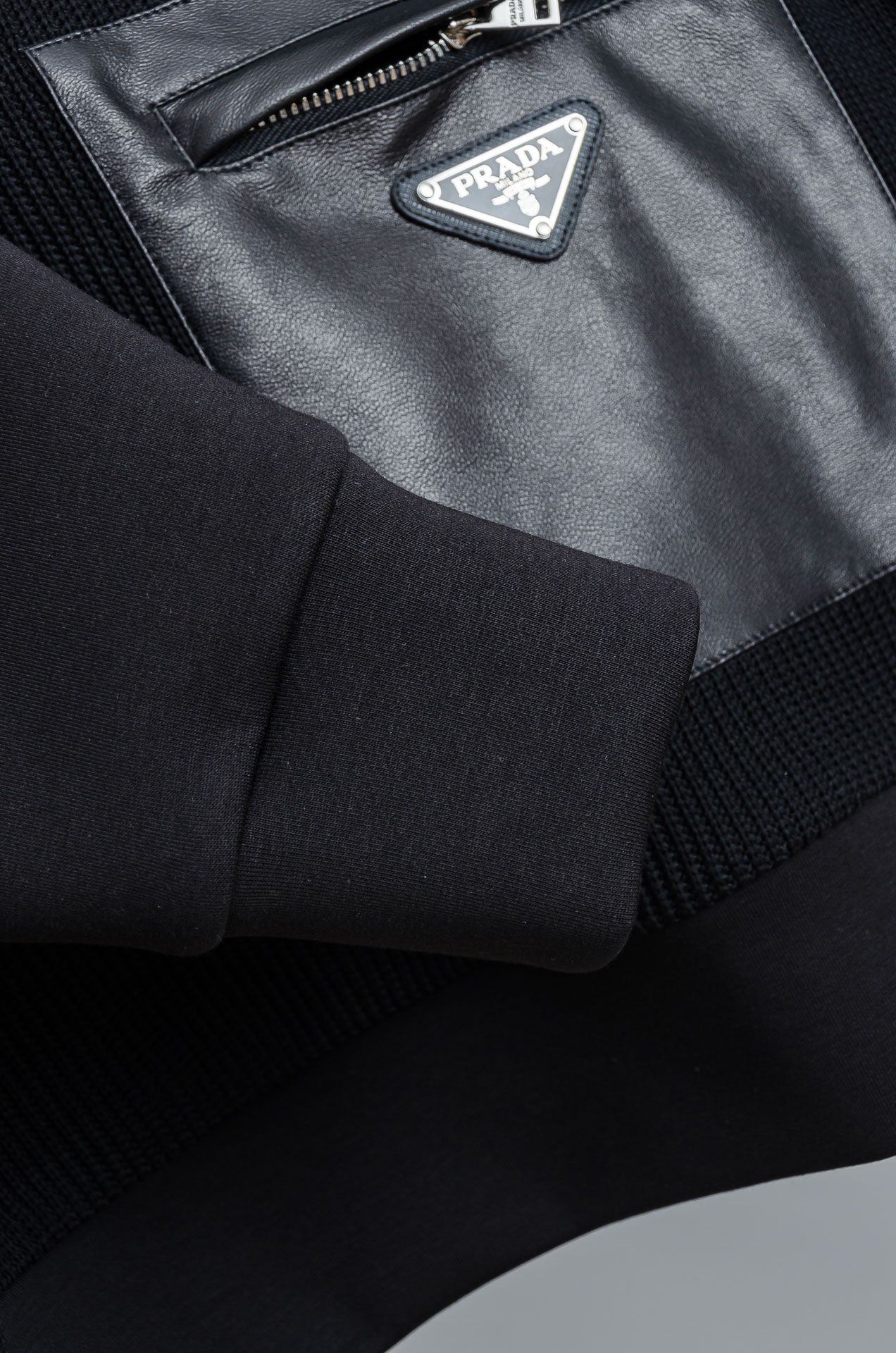 ☀️☀️ Prad*a普拉＊达25FW秋冬最新立领拉链卫衣，柔软太空棉面料+羊毛针织设计，简约又高级!袖