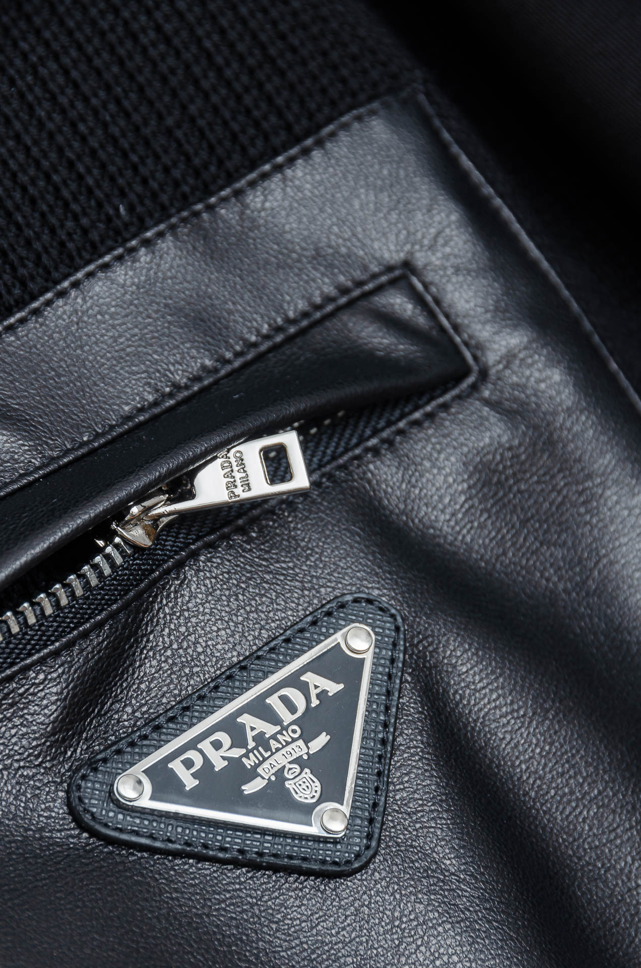 ☀️☀️ Prad*a普拉＊达25FW秋冬最新立领拉链卫衣，柔软太空棉面料+羊毛针织设计，简约又高级!袖