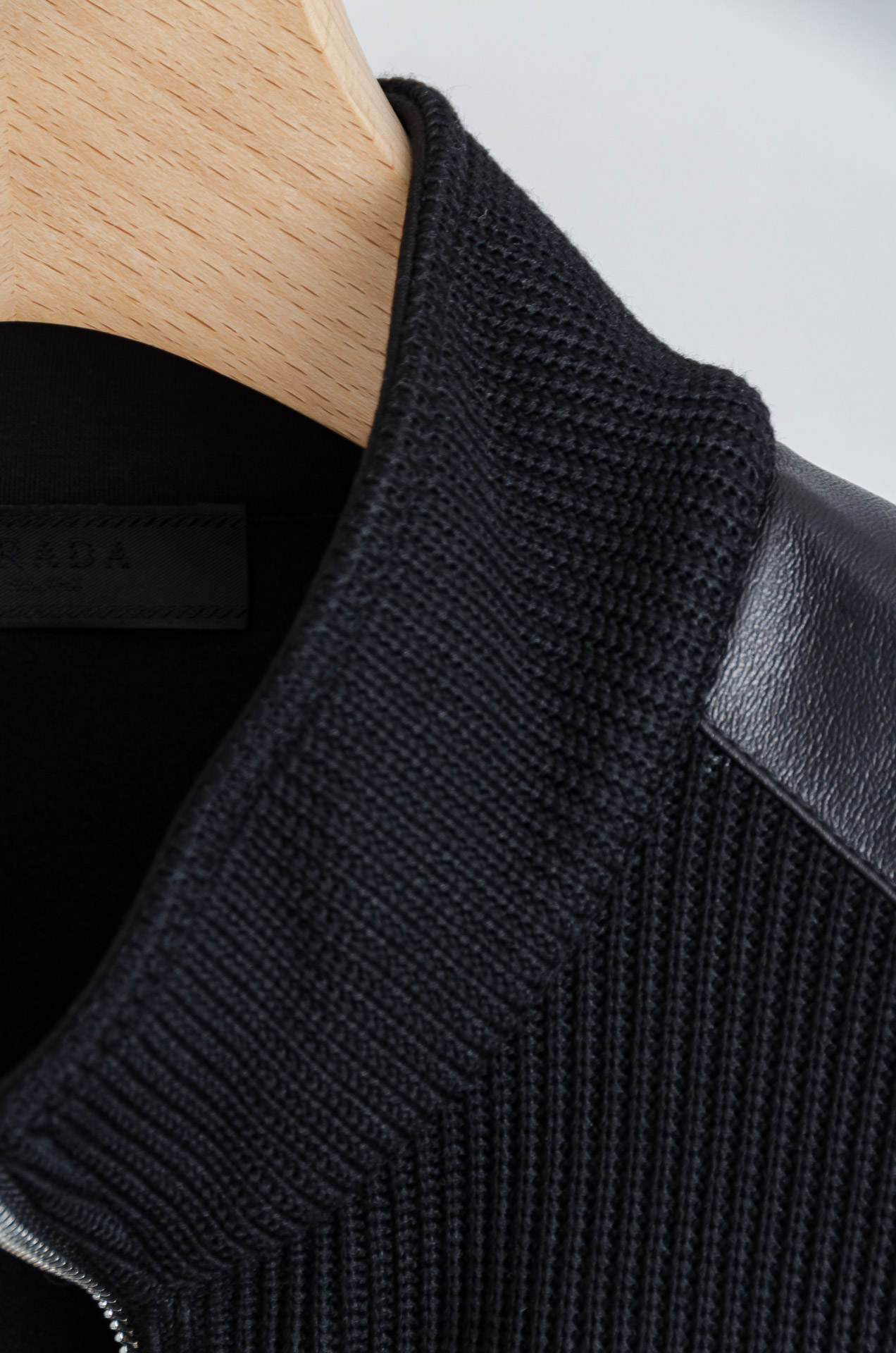 ☀️☀️ Prad*a普拉＊达25FW秋冬最新立领拉链卫衣，柔软太空棉面料+羊毛针织设计，简约又高级!袖