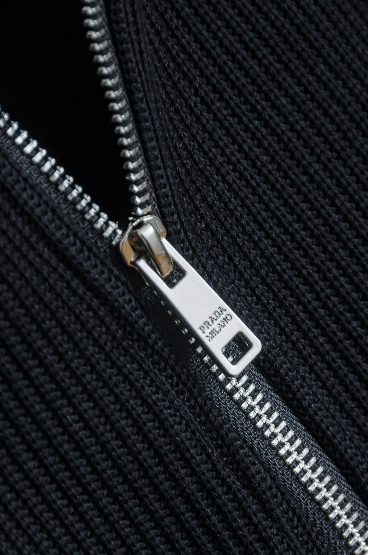 ☀️☀️ Prad*a普拉＊达25FW秋冬最新立领拉链卫衣，柔软太空棉面料+羊毛针织设计，简约又高级!袖