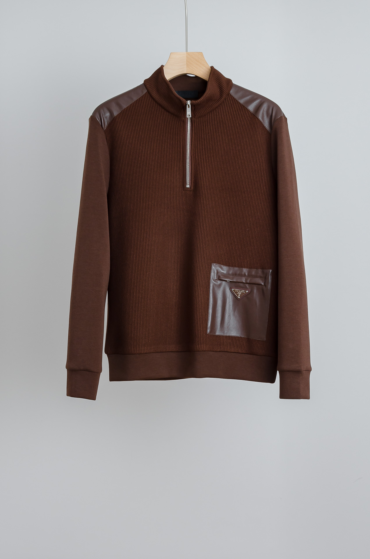 ☀️☀️ Prad*a普拉＊达25FW秋冬最新立领拉链卫衣，柔软太空棉面料+羊毛针织设计，简约又高级!袖