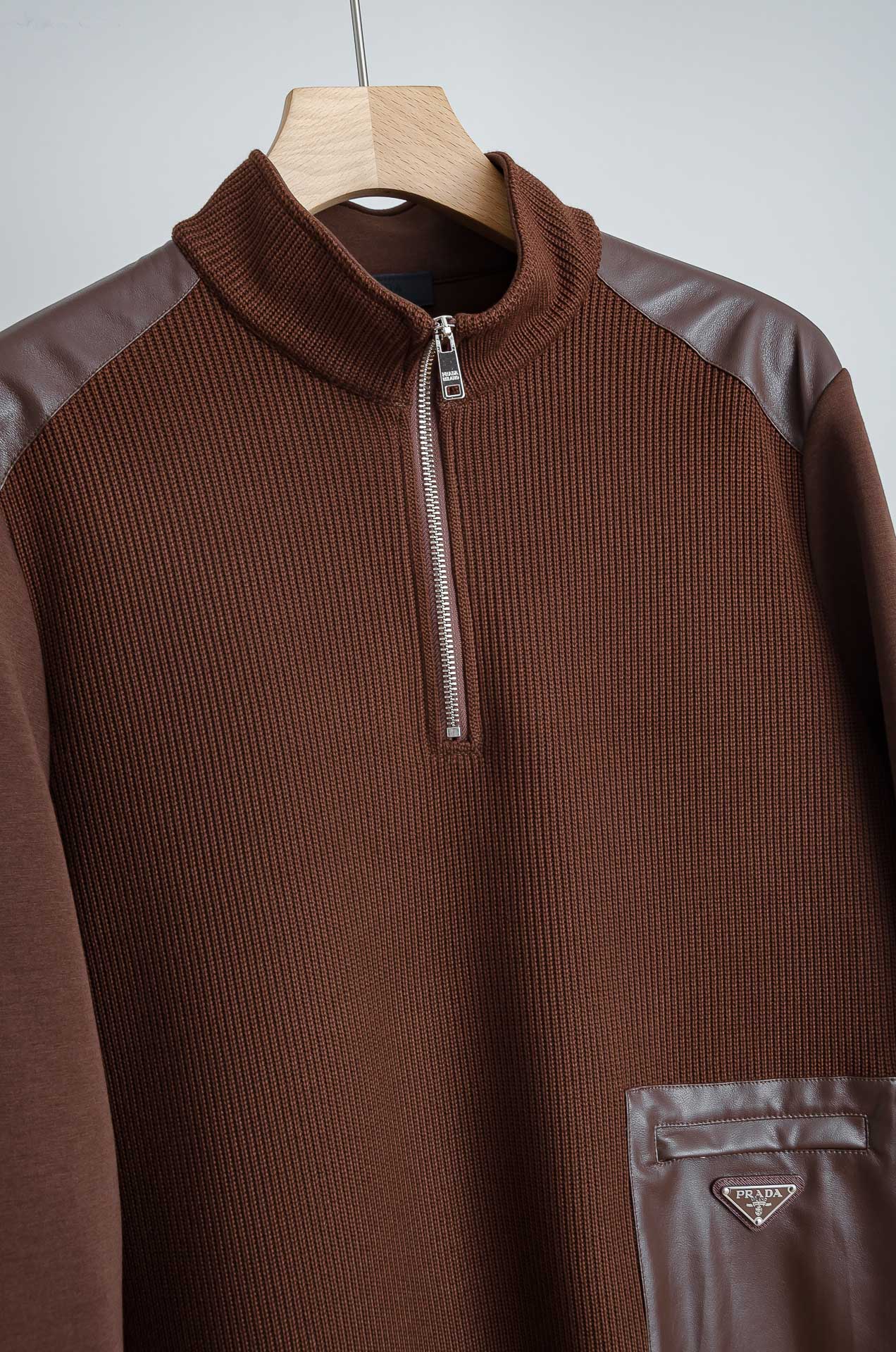 ☀️☀️ Prad*a普拉＊达25FW秋冬最新立领拉链卫衣，柔软太空棉面料+羊毛针织设计，简约又高级!袖