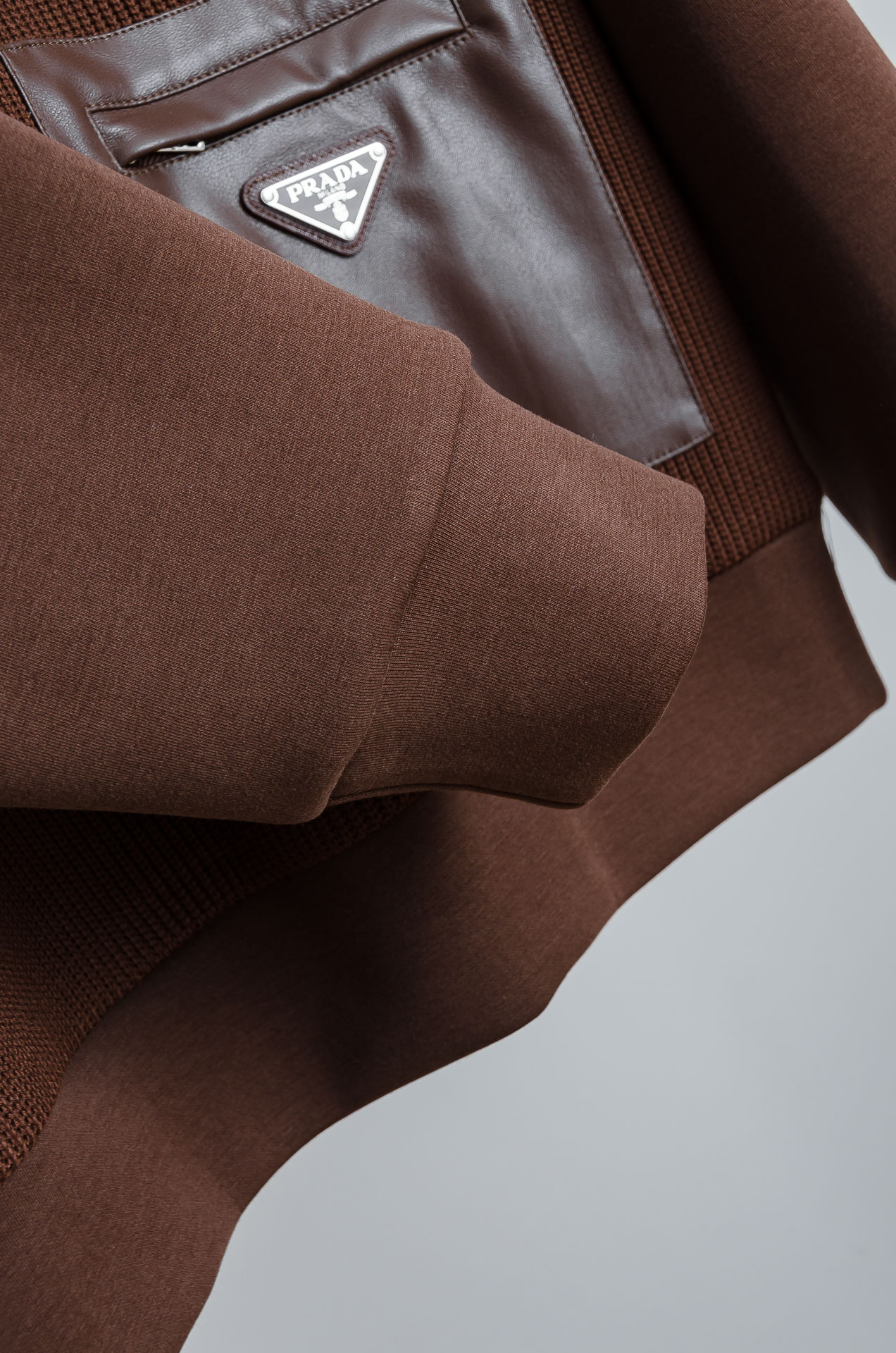 ☀️☀️ Prad*a普拉＊达25FW秋冬最新立领拉链卫衣，柔软太空棉面料+羊毛针织设计，简约又高级!袖