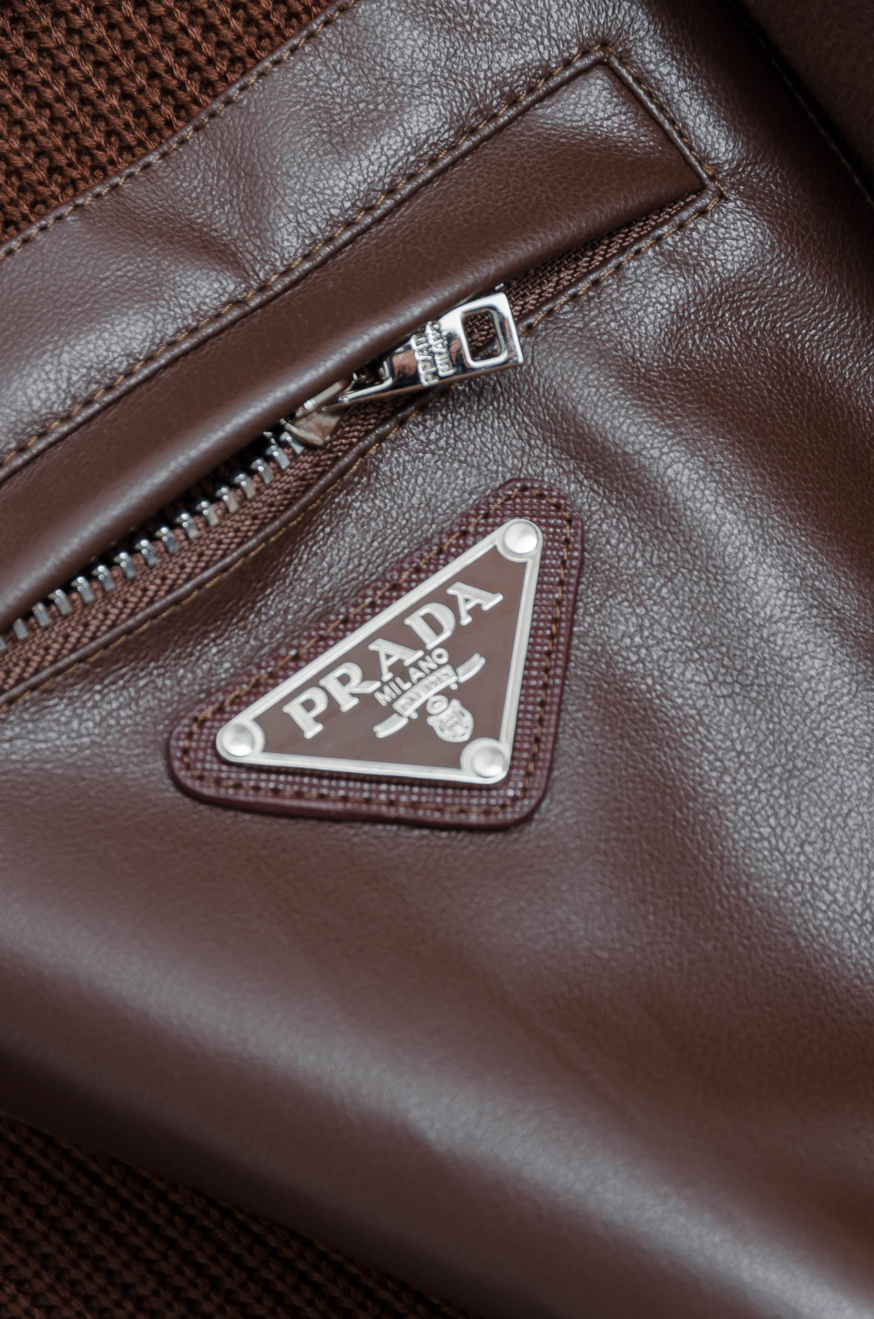 ☀️☀️ Prad*a普拉＊达25FW秋冬最新立领拉链卫衣，柔软太空棉面料+羊毛针织设计，简约又高级!袖