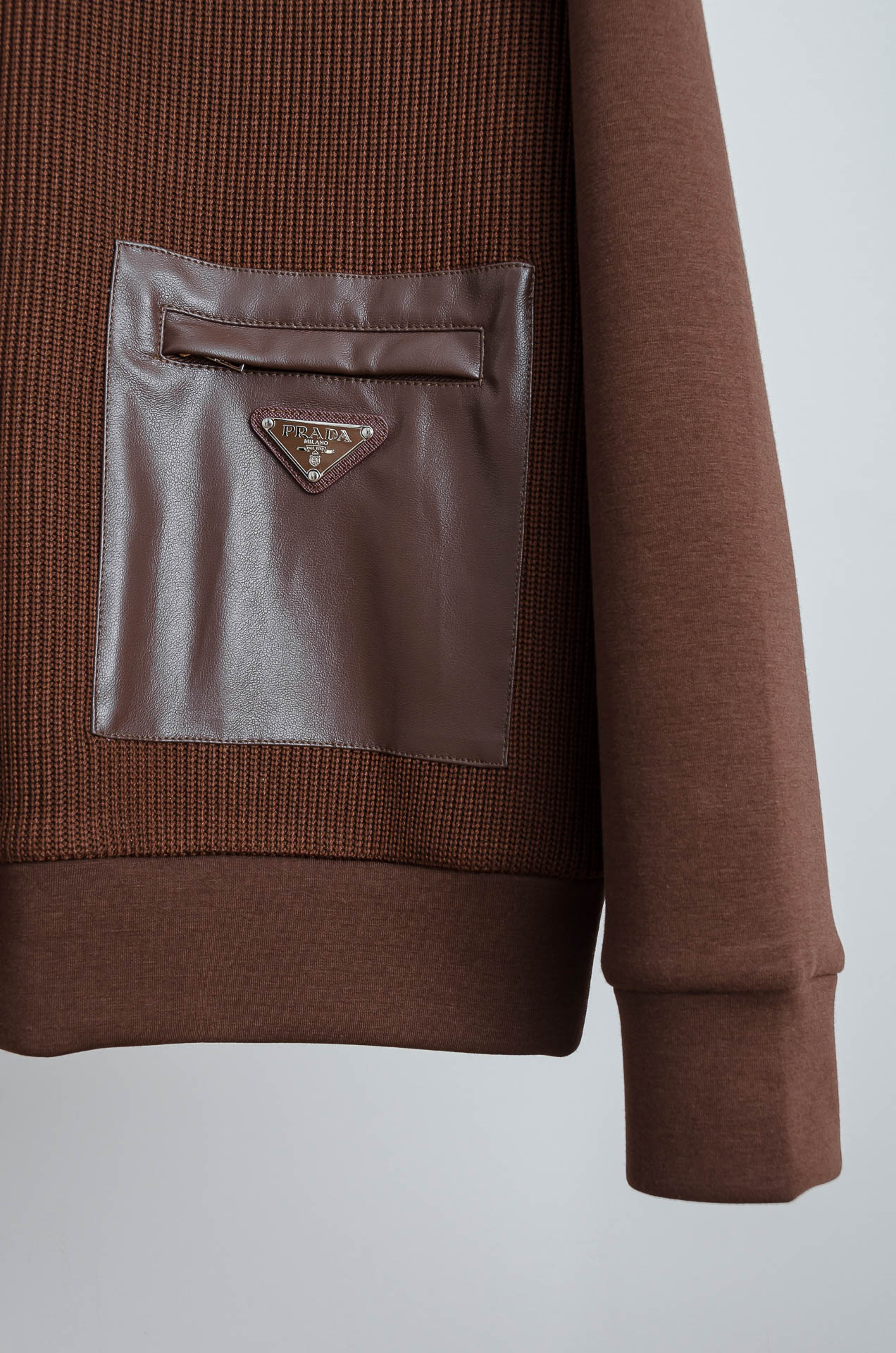 ☀️☀️ Prad*a普拉＊达25FW秋冬最新立领拉链卫衣，柔软太空棉面料+羊毛针织设计，简约又高级!袖