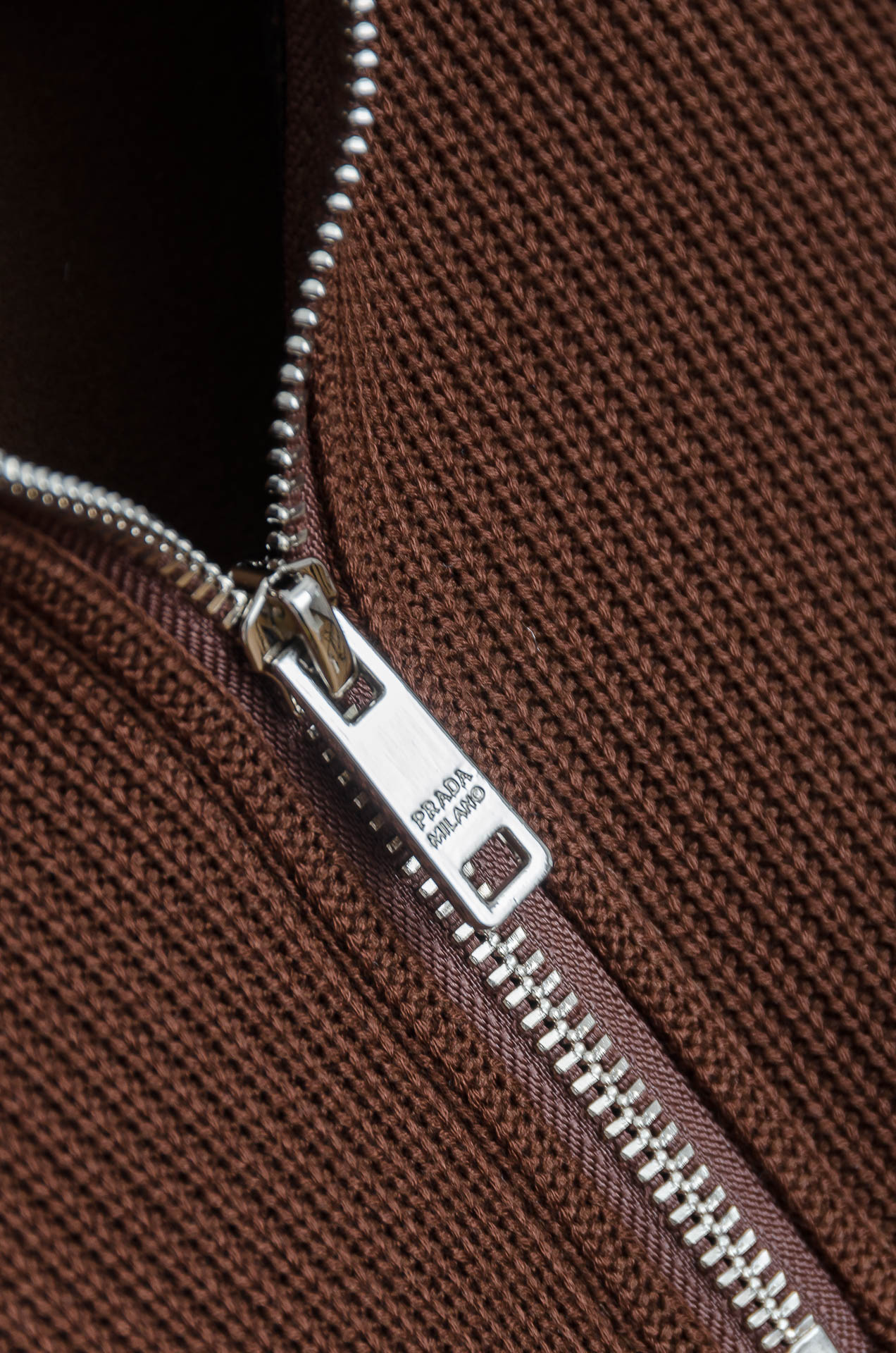 ☀️☀️ Prad*a普拉＊达25FW秋冬最新立领拉链卫衣，柔软太空棉面料+羊毛针织设计，简约又高级!袖