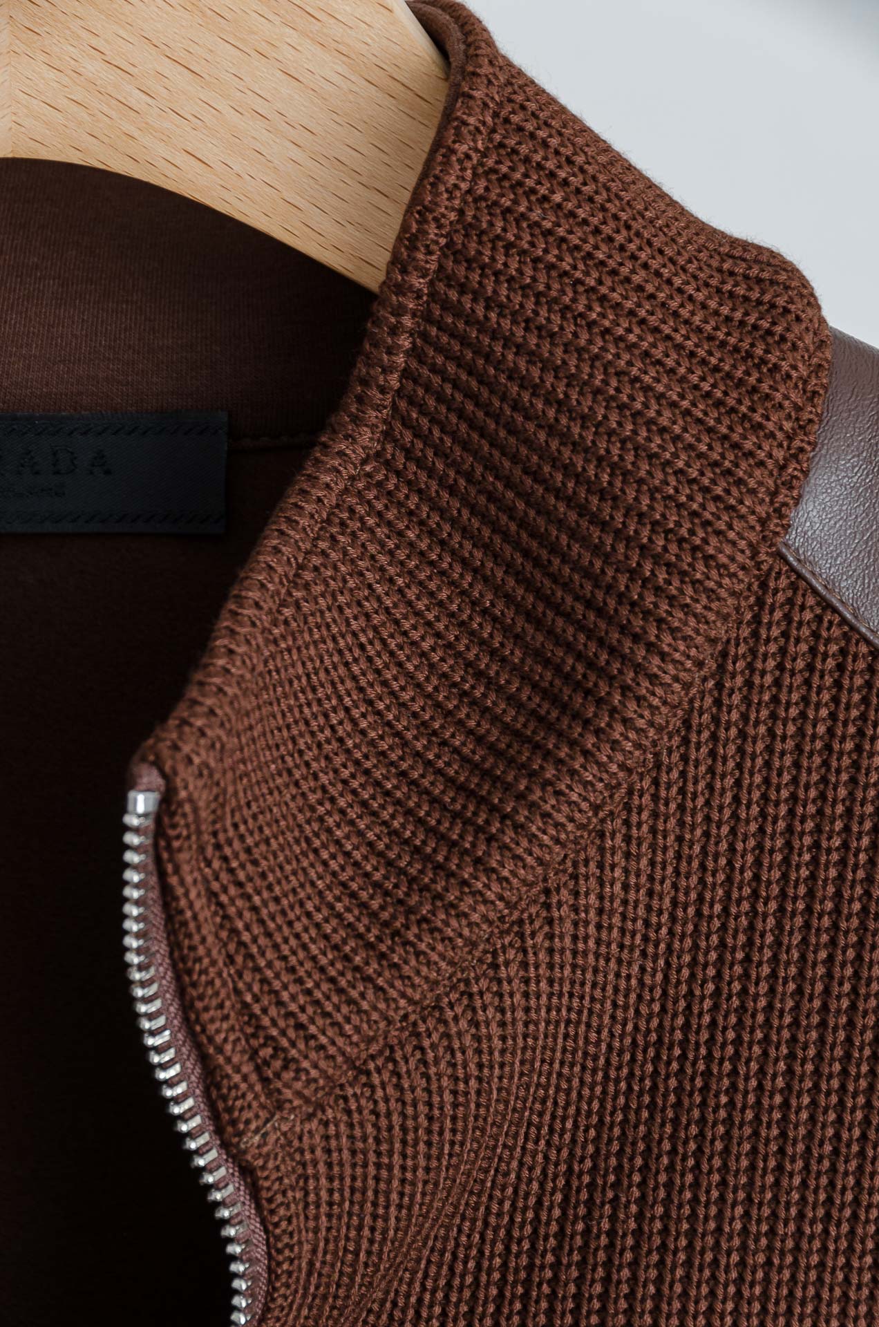 ☀️☀️ Prad*a普拉＊达25FW秋冬最新立领拉链卫衣，柔软太空棉面料+羊毛针织设计，简约又高级!袖