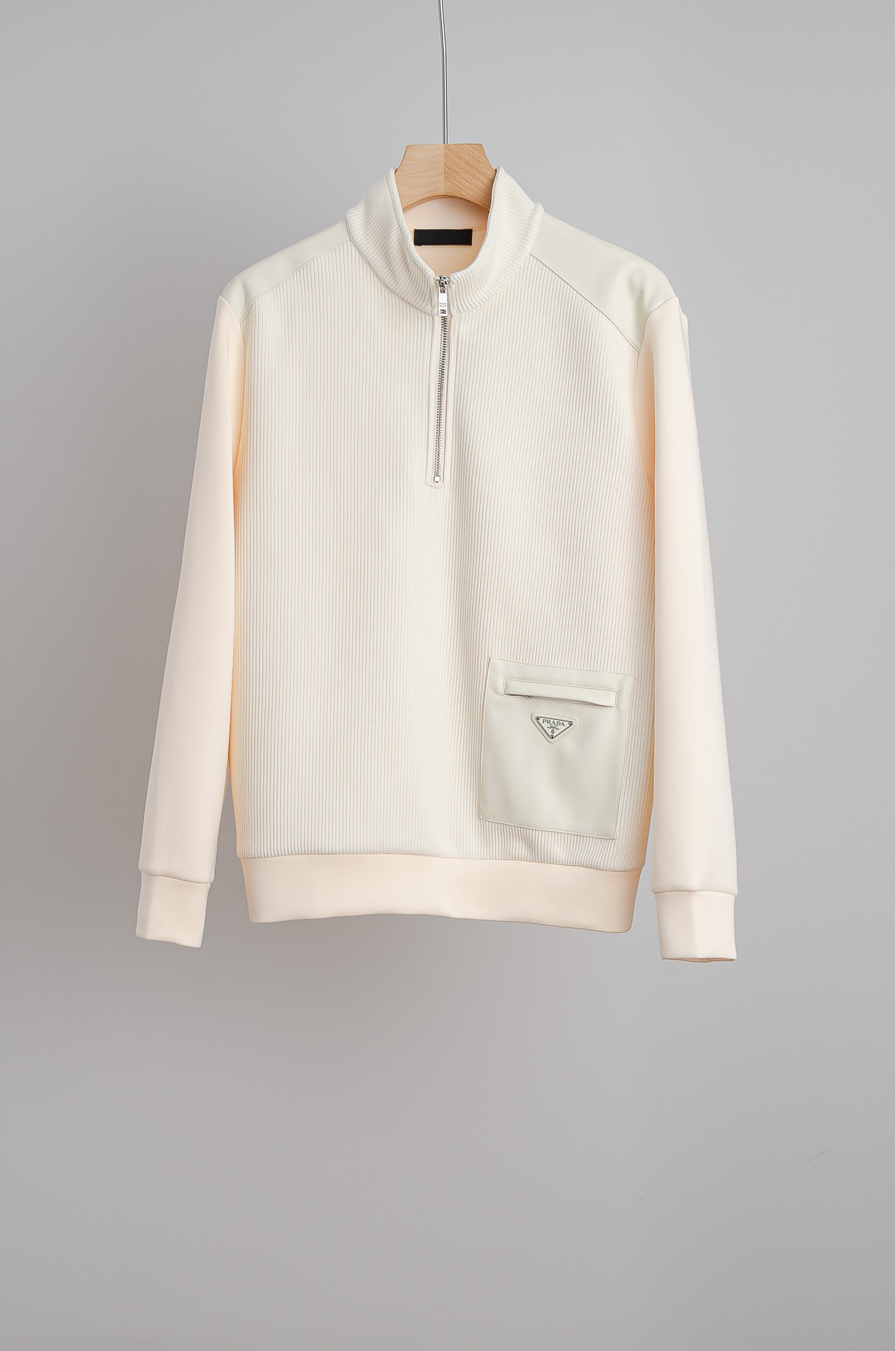 ☀️☀️ Prad*a普拉＊达25FW秋冬最新立领拉链卫衣，柔软太空棉面料+羊毛针织设计，简约又高级!袖