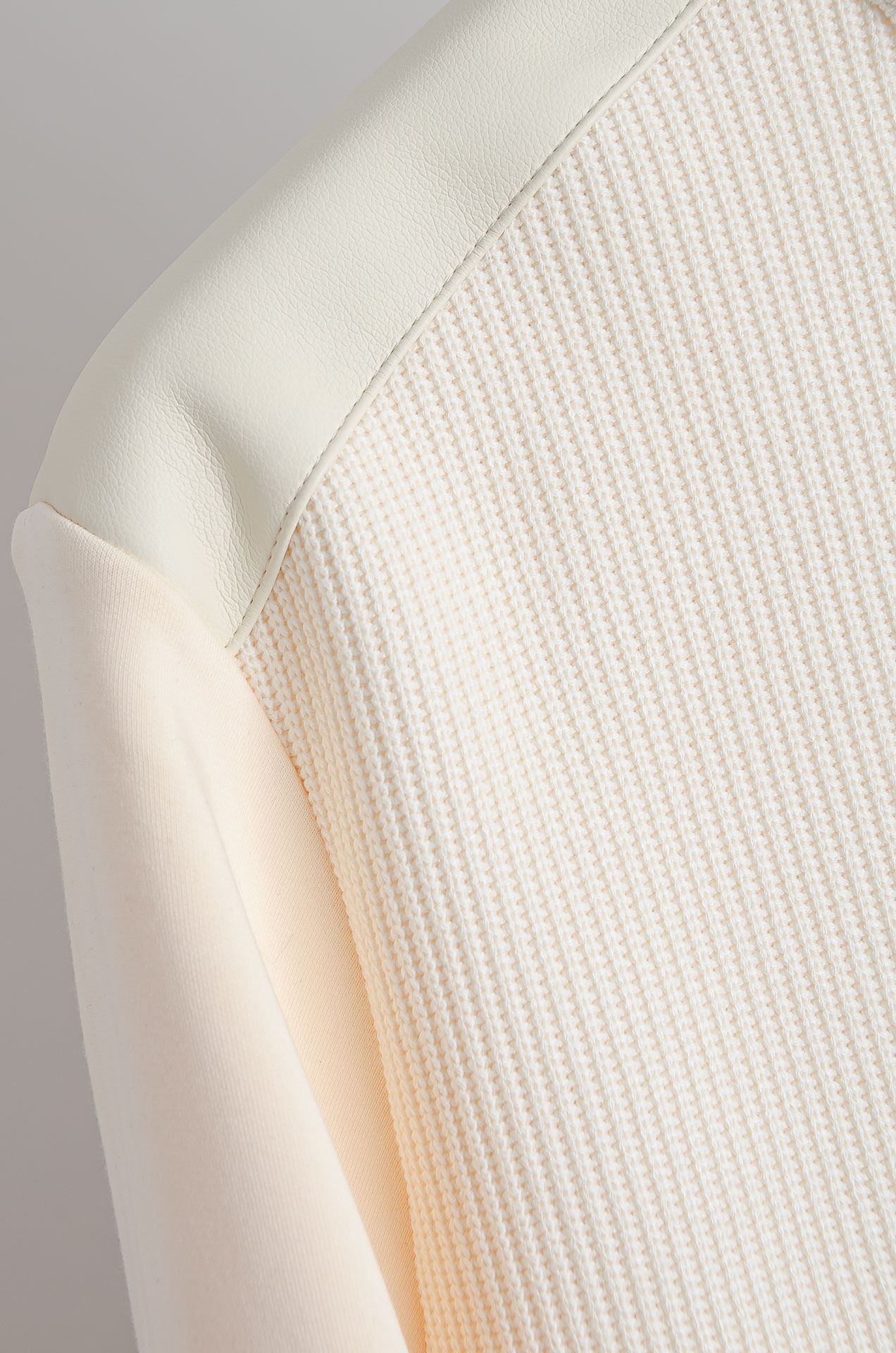 ☀️☀️ Prad*a普拉＊达25FW秋冬最新立领拉链卫衣，柔软太空棉面料+羊毛针织设计，简约又高级!袖