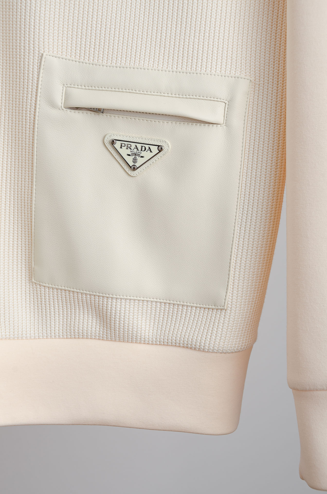 ☀️☀️ Prad*a普拉＊达25FW秋冬最新立领拉链卫衣，柔软太空棉面料+羊毛针织设计，简约又高级!袖