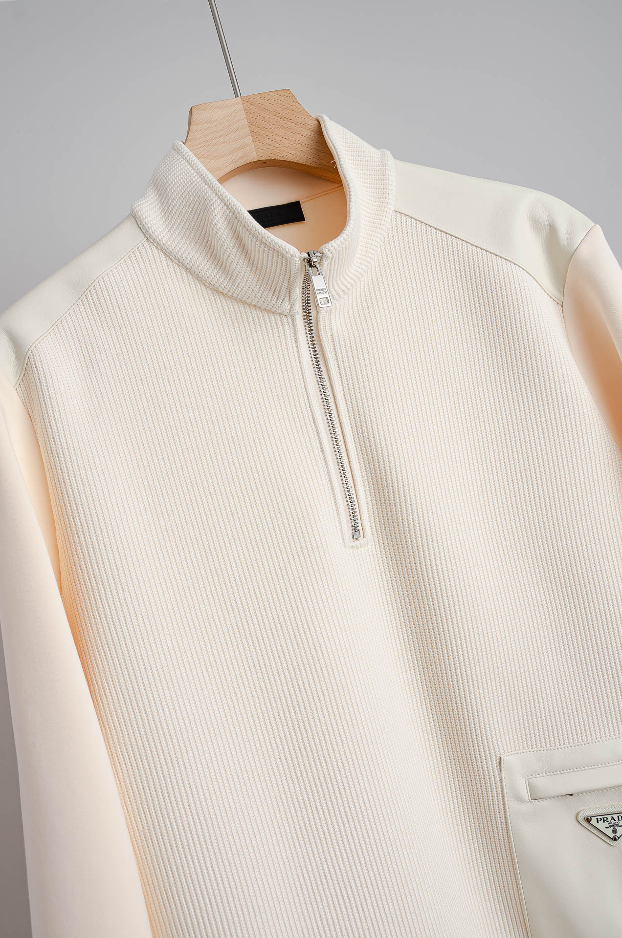 ☀️☀️ Prad*a普拉＊达25FW秋冬最新立领拉链卫衣，柔软太空棉面料+羊毛针织设计，简约又高级!袖