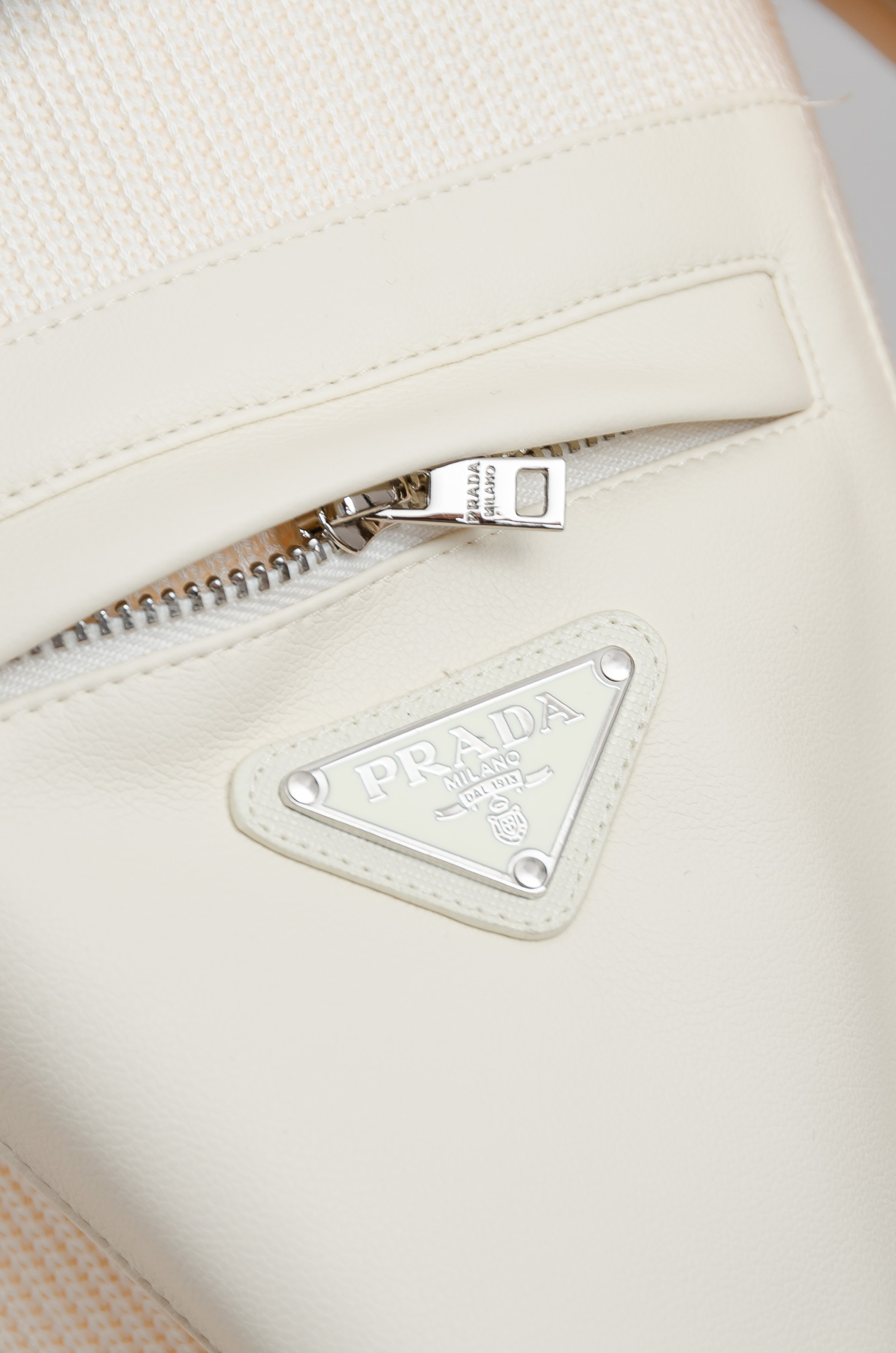 ☀️☀️ Prad*a普拉＊达25FW秋冬最新立领拉链卫衣，柔软太空棉面料+羊毛针织设计，简约又高级!袖