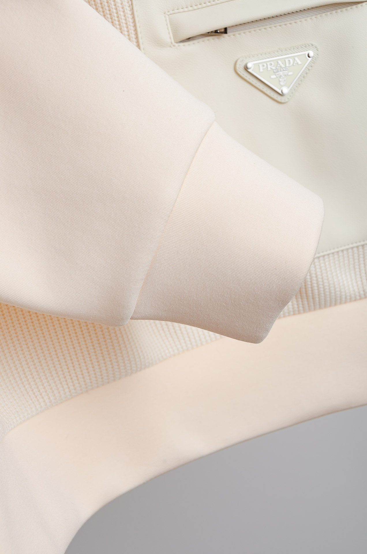 ☀️☀️ Prad*a普拉＊达25FW秋冬最新立领拉链卫衣，柔软太空棉面料+羊毛针织设计，简约又高级!袖